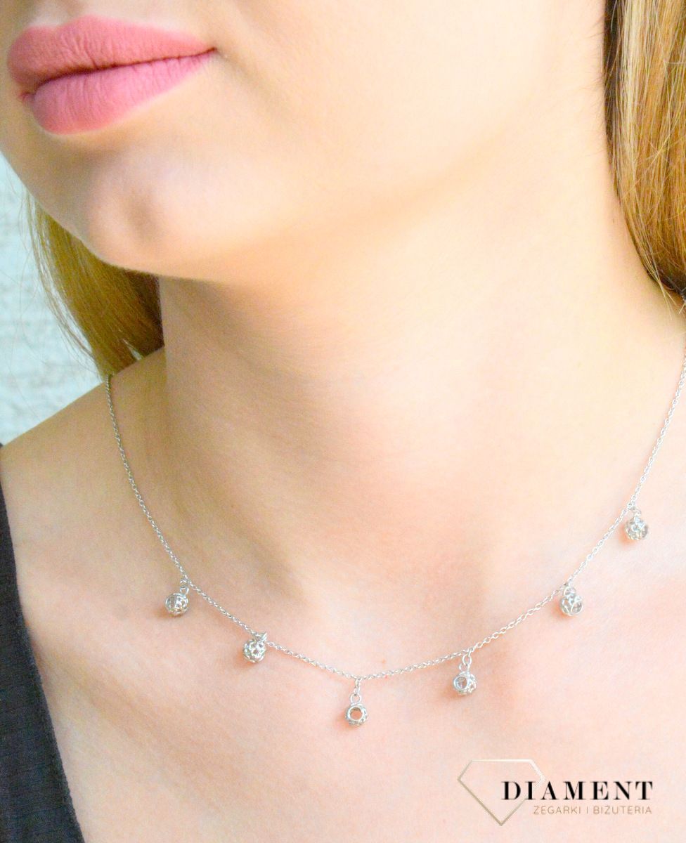 Srebrny naszyjnik celebrytka damskie 925 ażurowe kuleczki DIA-NSZ-4991-925. Srebrny naszyjnik damski. Naszyjnik srebrny celebrytka. Srebrna celebrytka damska z zawieszkami. Srebrny naszyjnik celebrytka damska na prezent (2).jpg