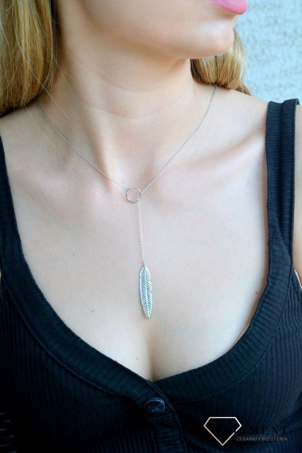 Srebrny naszyjnik celebrytka damskie 925 krawacik z piórkiem DIA-NSZ-4992-925. Srebrny naszyjnik damski. Naszyjnik srebrny celebrytka. Srebrna celebrytka damska z zawieszkami. Srebrny naszyjnik celebrytka damska na prezent (2).jpg
