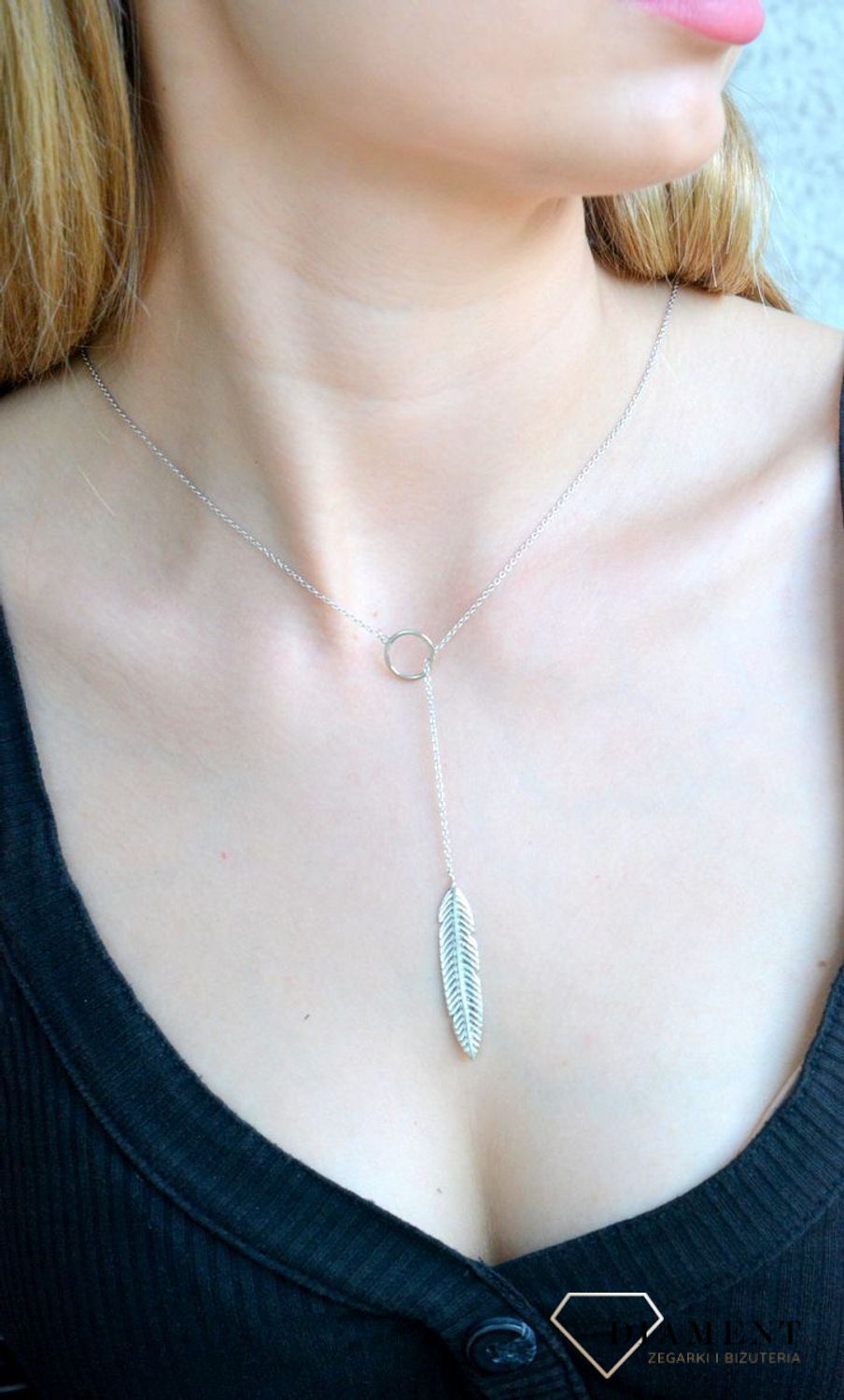 Srebrny naszyjnik celebrytka damskie 925 krawacik z piórkiem DIA-NSZ-4992-925. Srebrny naszyjnik damski. Naszyjnik srebrny celebrytka. Srebrna celebrytka damska z zawieszkami. Srebrny naszyjnik celebrytka damska na prezent (2).jpg