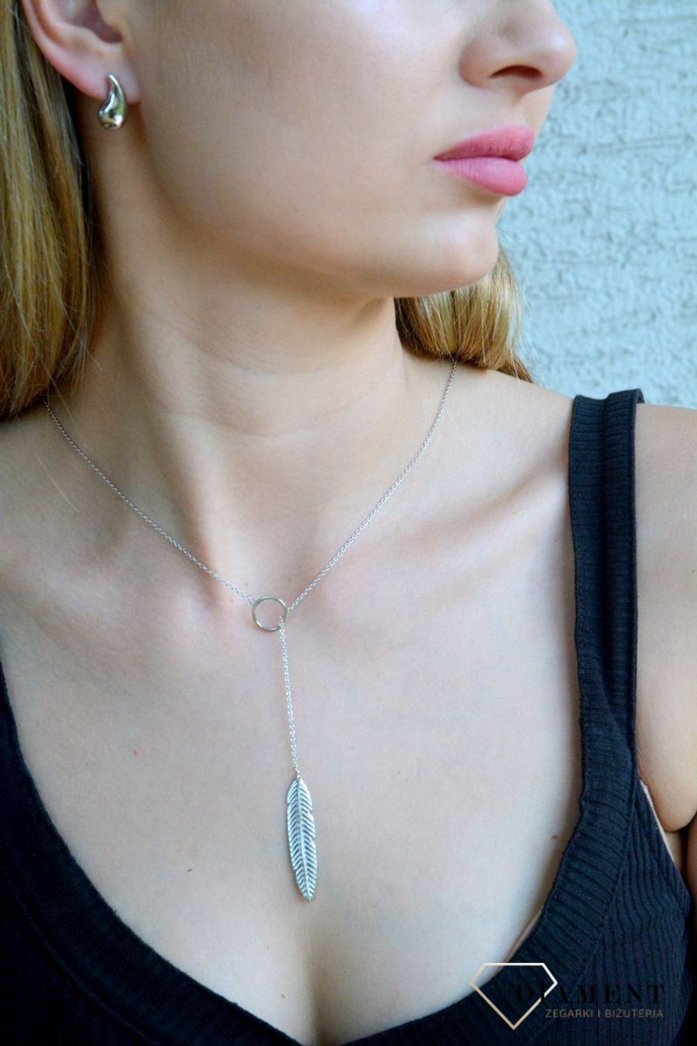 Srebrny naszyjnik celebrytka damskie 925 krawacik z piórkiem DIA-NSZ-4992-925. Srebrny naszyjnik damski. Naszyjnik srebrny celebrytka. Srebrna celebrytka damska z zawieszkami. Srebrny naszyjnik celebrytka damska na prezent (2).jpg
