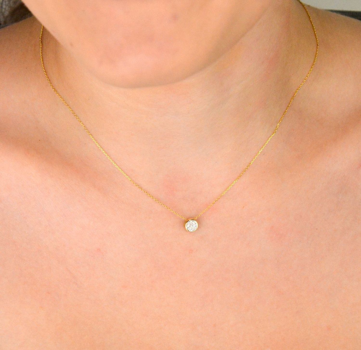 Delikatny naszyjnik damski ze złota próby 585 z 8 diamentami o łącznej masie 0,32 ct, barwie H i czystości SI2. Długość 42 cm z przedłużką 3 cm. Waga 1,39 g.2.jpg