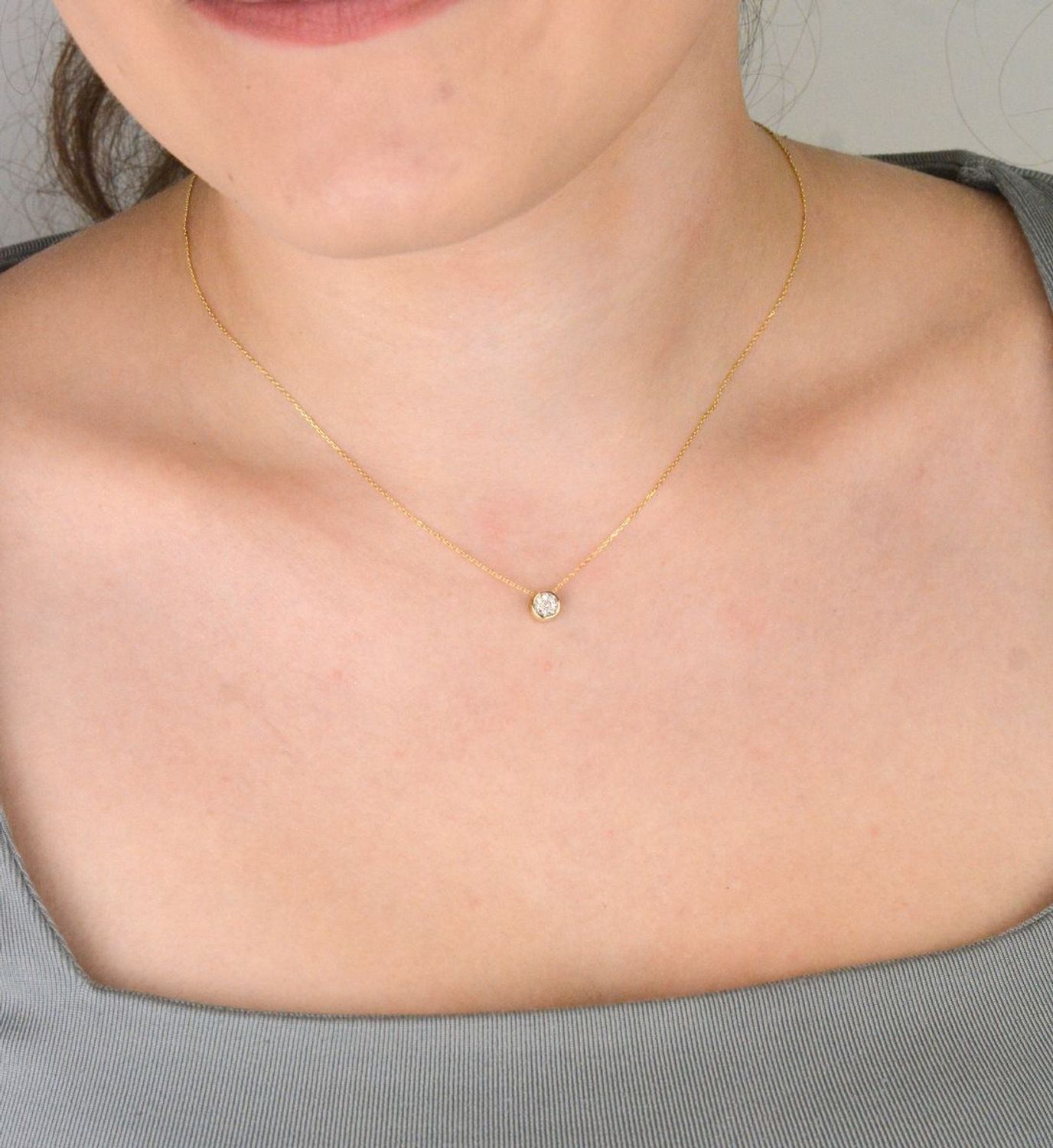 Delikatny naszyjnik damski ze złota próby 585 z 8 diamentami o łącznej masie 0,32 ct, barwie H i czystości SI2. Długość 42 cm z przedłużką 3 cm. Waga 1,39 g.2.jpg