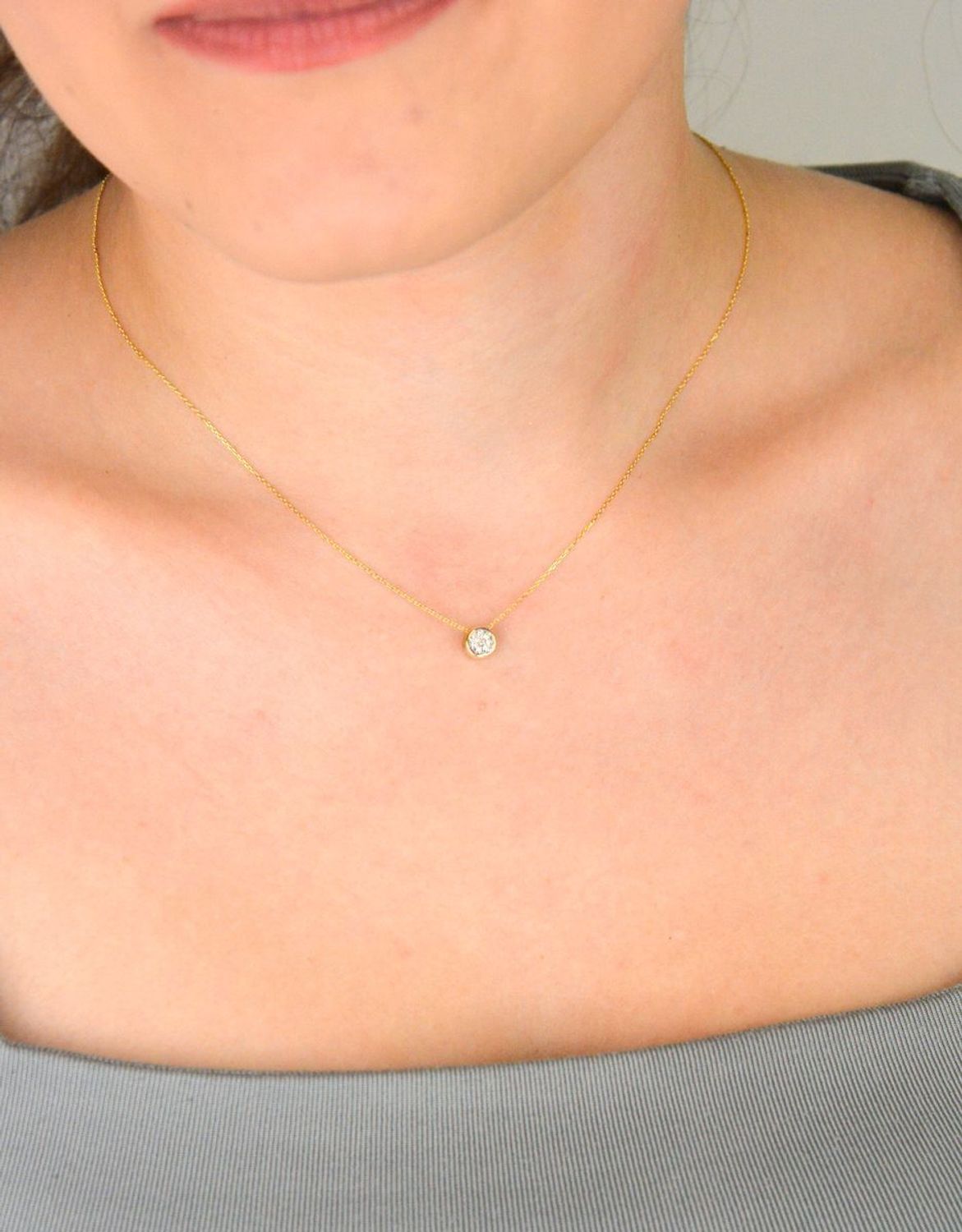 Delikatny naszyjnik damski ze złota próby 585 z 8 diamentami o łącznej masie 0,32 ct, barwie H i czystości SI2. Długość 42 cm z przedłużką 3 cm. Waga 1,39 g.2.jpg