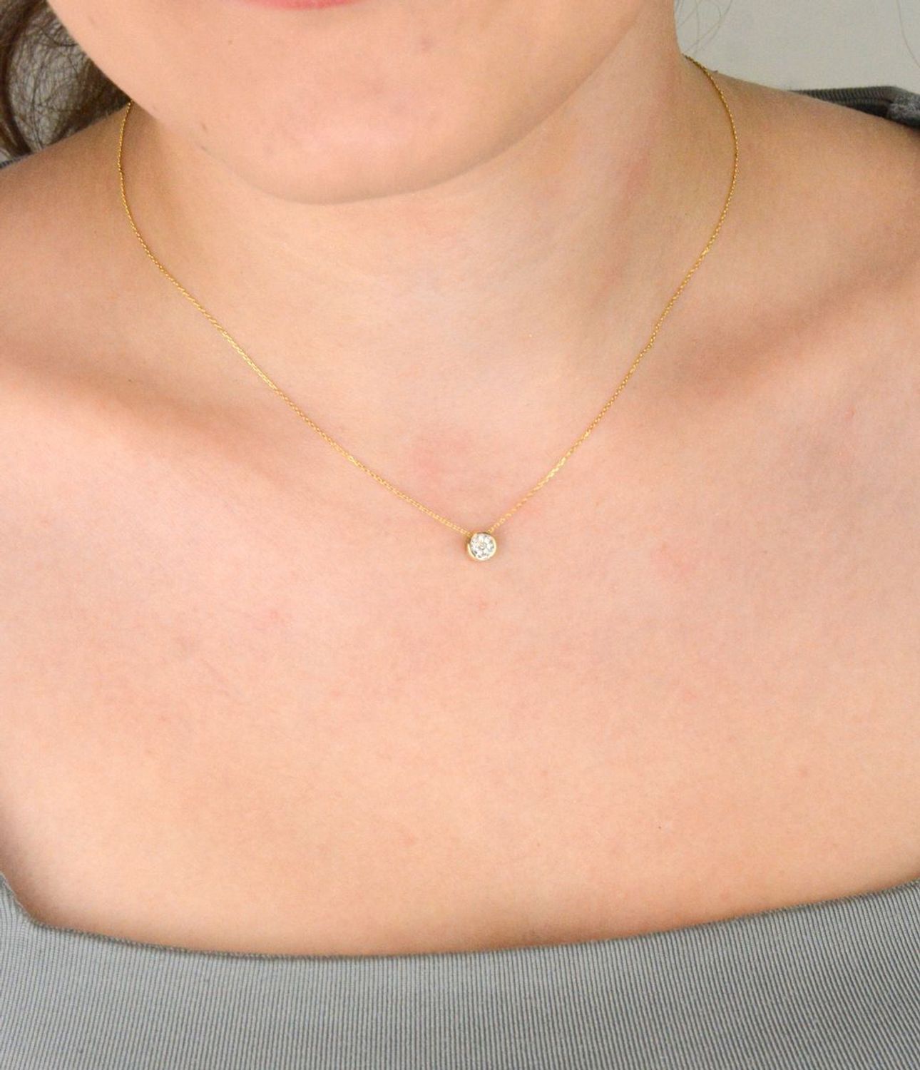 Delikatny naszyjnik damski ze złota próby 585 z 8 diamentami o łącznej masie 0,32 ct, barwie H i czystości SI2. Długość 42 cm z przedłużką 3 cm. Waga 1,39 g.2.jpg