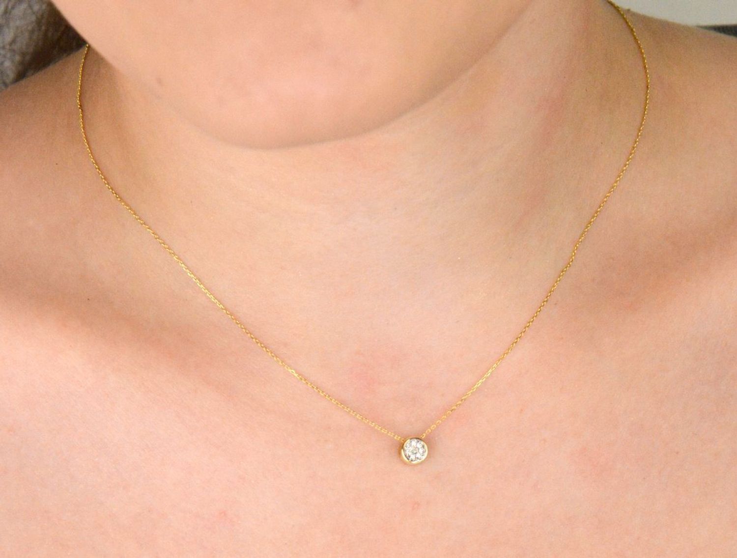 Delikatny naszyjnik damski ze złota próby 585 z 8 diamentami o łącznej masie 0,32 ct, barwie H i czystości SI2. Długość 42 cm z przedłużką 3 cm. Waga 1,39 g.2.jpg