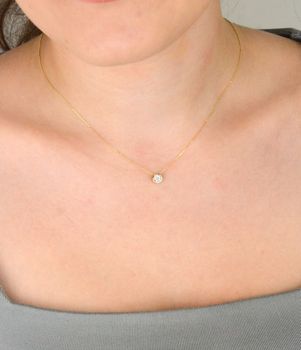 Delikatny naszyjnik damski ze złota próby 585 z 8 diamentami o łącznej masie 0,32 ct, barwie H i czystości SI2. Długość 42 cm z przedłużką 3 cm. Waga 1,39 g (4).JPG