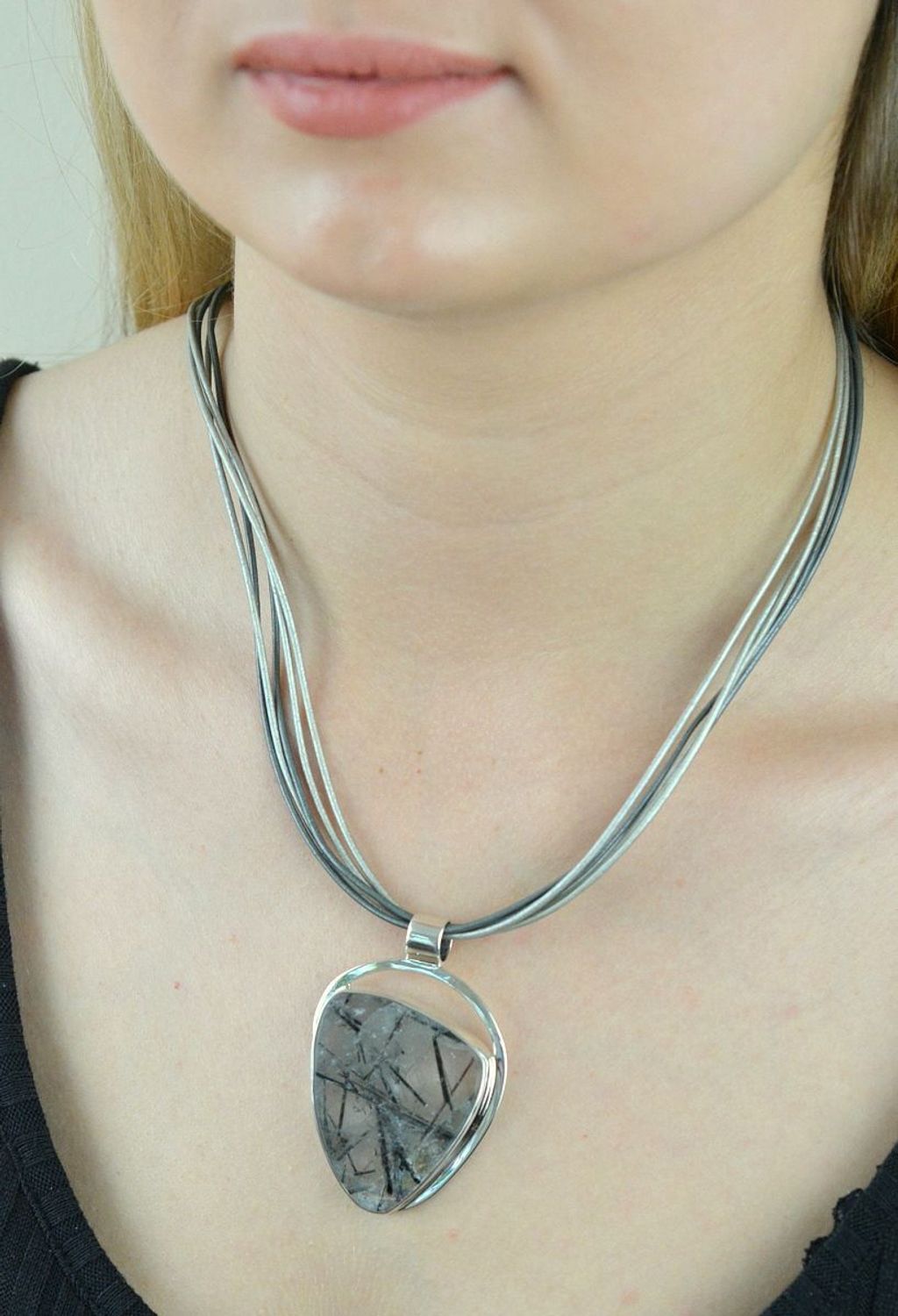 Szare skórzane rzemyki na szyję do wisiorka srebrne zapięcie 3 mm.jpg