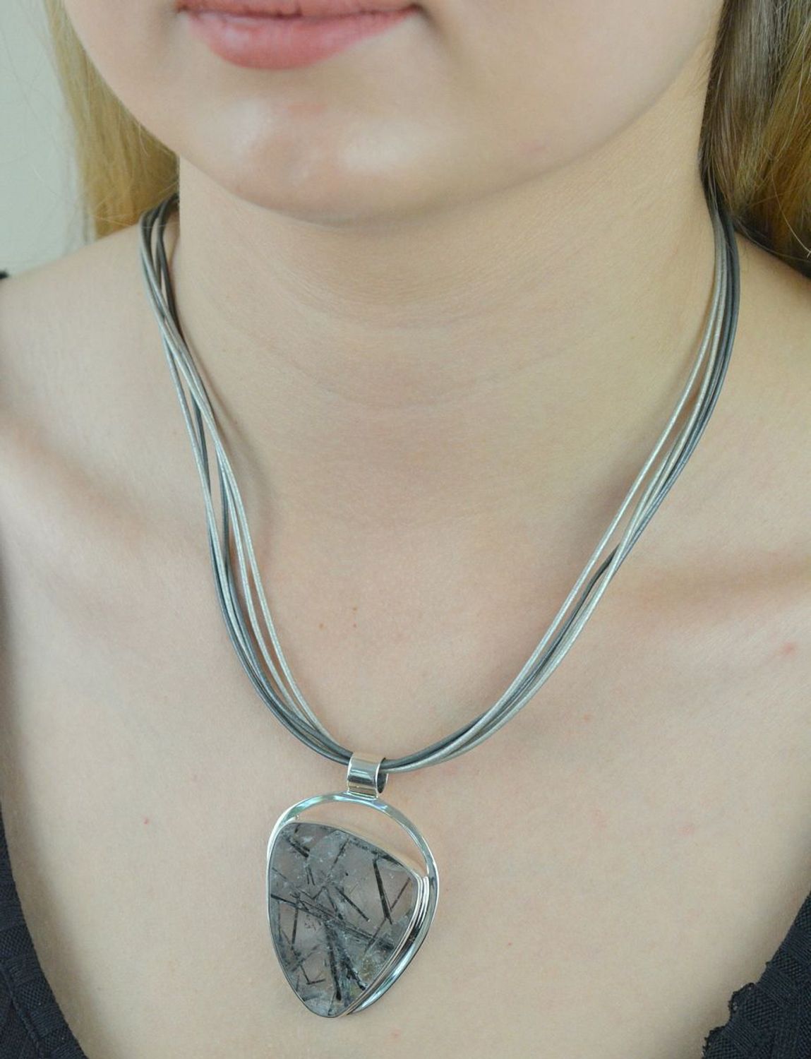 Szare skórzane rzemyki na szyję do wisiorka srebrne zapięcie 3 mm.jpg