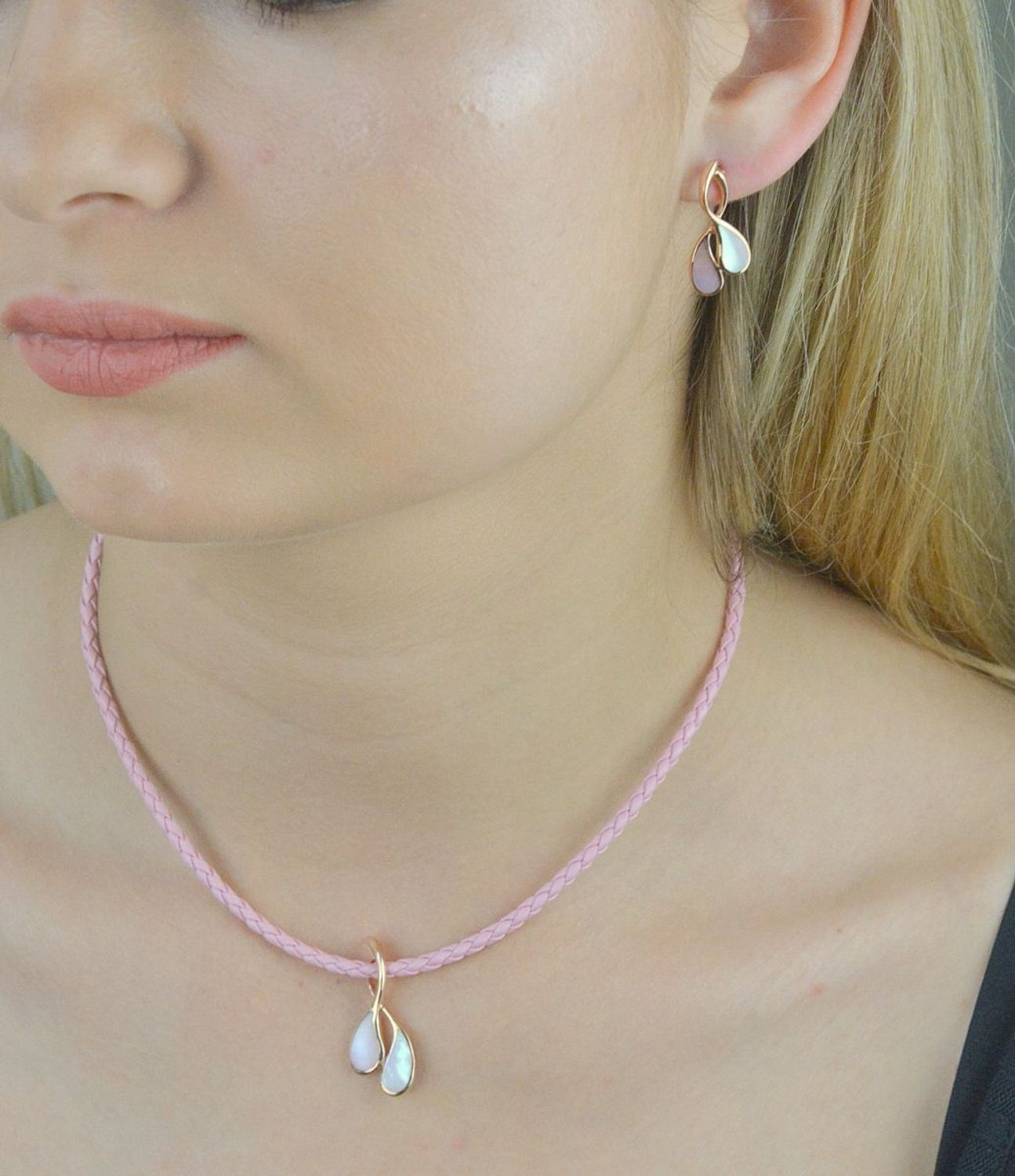 Naszyjnik różowy rzemyk pleciony DIA-NSZ-5610-925.Naszyjnik rzemyk pleciony. Rzemyk pleciony różowy. Naszyjnik pleciony różowy. Naszyjnik damski, młodzieżowy. Naszyjnik rzemyk idealny na lato..jpg