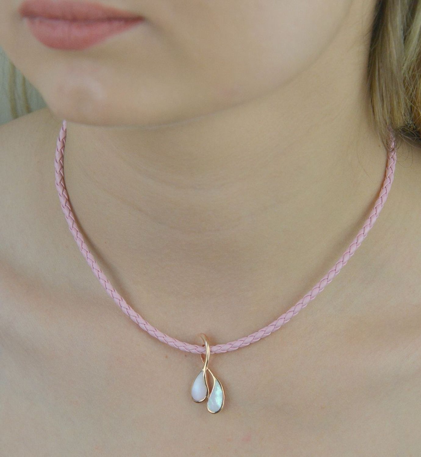 Naszyjnik różowy rzemyk pleciony DIA-NSZ-5610-925.Naszyjnik rzemyk pleciony. Rzemyk pleciony różowy. Naszyjnik pleciony różowy. Naszyjnik damski, młodzieżowy. Naszyjnik rzemyk idealny na lato..jpg