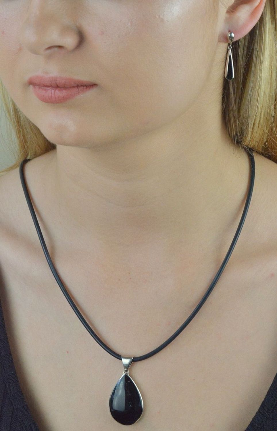 Łańcuszek kauczukowy gładki czarny 4mm DIA-NSZ-5617-925. Naszyjnik kauczukowy. Naszyjnik czarny choker. Naszyjnik czarny kauczukowy. Naszyjnik damski, męski. Naszyjnik idealny jako ozdoba na lato. Naszyjnik.jpg