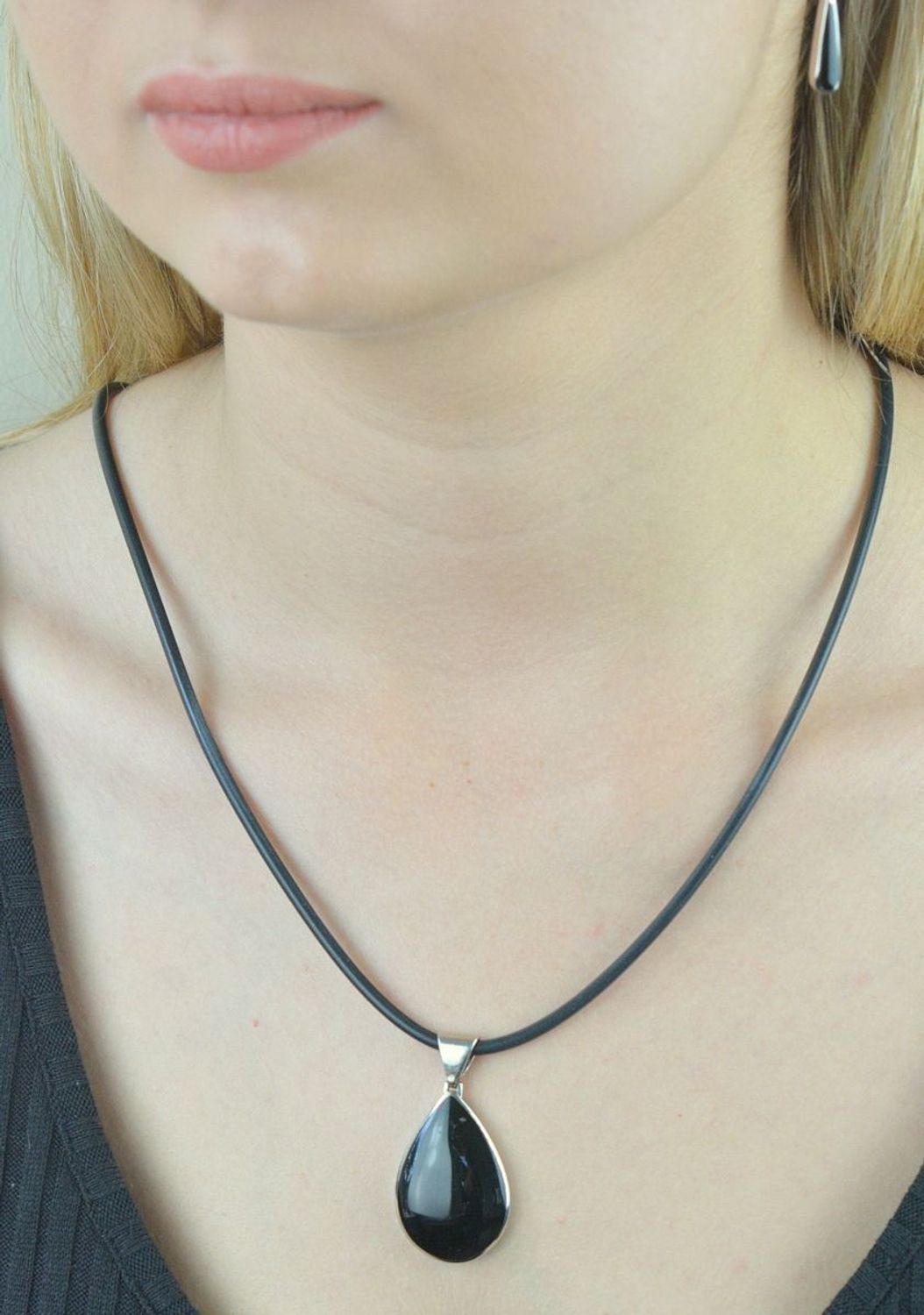 Łańcuszek kauczukowy gładki czarny 4mm DIA-NSZ-5617-925. Naszyjnik kauczukowy. Naszyjnik czarny choker. Naszyjnik czarny kauczukowy. Naszyjnik damski, męski. Naszyjnik idealny jako ozdoba na lato. Naszyjnik.jpg