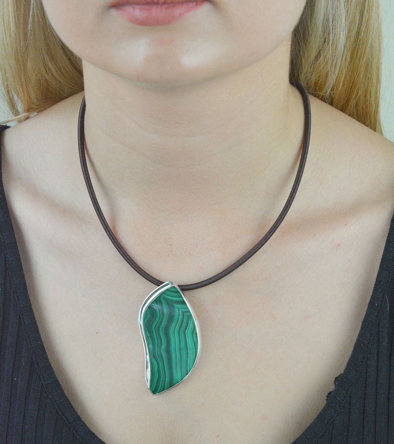 Naszyjnik brązowy sznurek 4mm DIA-NSZ-5618-925. Naszyjnik sznureczek. Naszyjnik brązowy choker. Naszyjnik damski, młodzieżowy choker. Naszyjnik damski brązowy. Naszyjnik idealny na lato.Naszyjnik brązowy sz (1).jpg