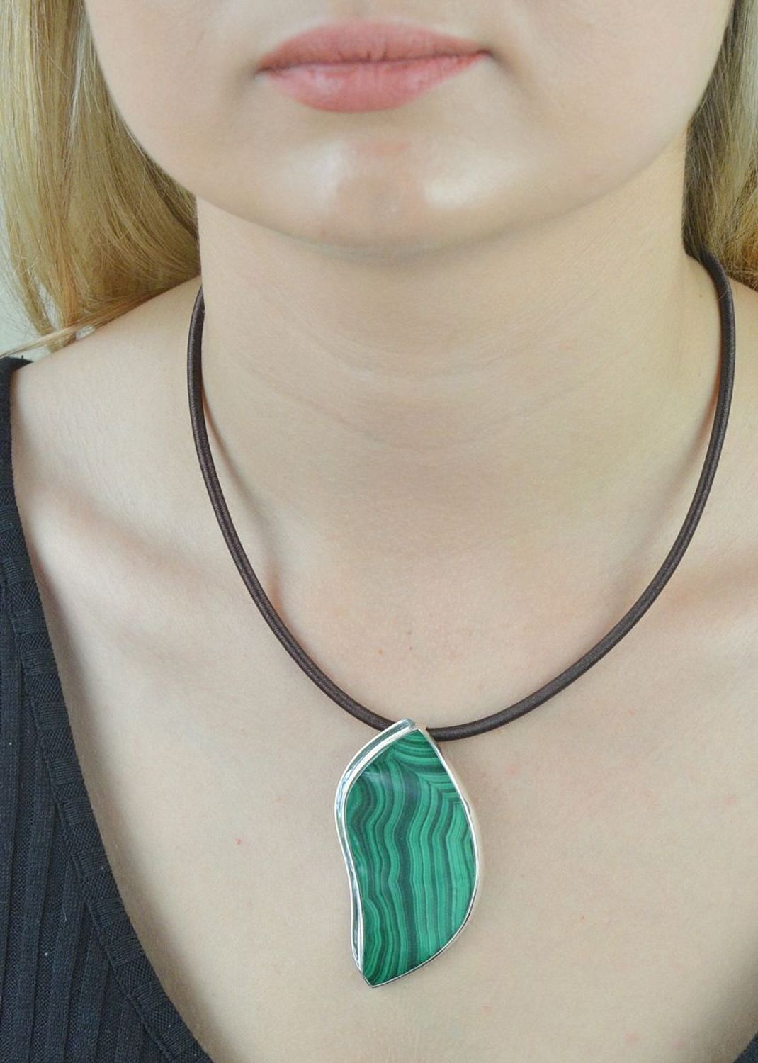 Naszyjnik brązowy sznurek 4mm DIA-NSZ-5618-925. Naszyjnik sznureczek. Naszyjnik brązowy choker. Naszyjnik damski, młodzieżowy choker. Naszyjnik damski brązowy. Naszyjnik idealny na lato.Naszyjnik brązowy sz (1).jpg