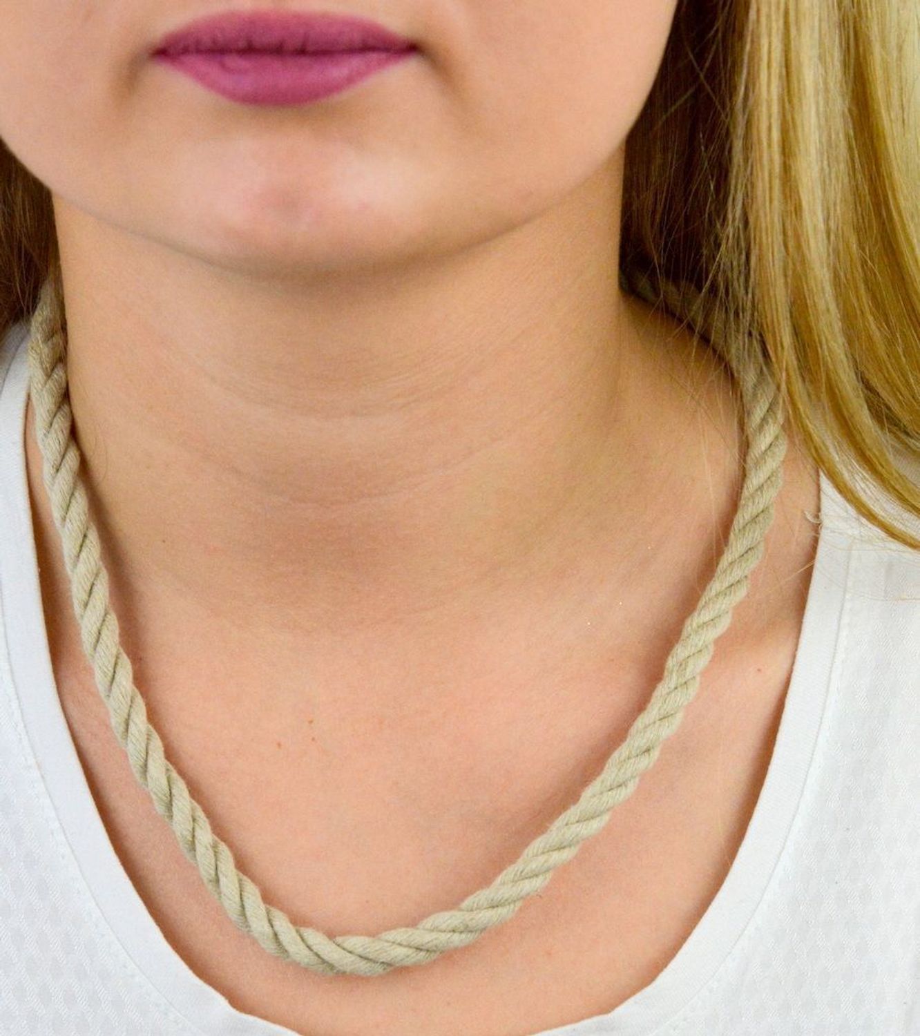 Naszyjnik beżowy uniwersalny Sznurek 8mm DIA-NSZ-5619-925.  Naszyjnik sznurek. Sznurek beżowy. Naszyjnik sznurek typu choker. Naszyjnik dla kobiety jak i mężczyzny. Naszyjnik boho. Naszyjnik na lato. Naszyj (1).jpg