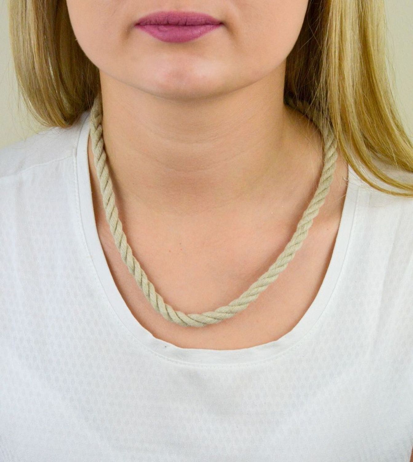 Naszyjnik beżowy uniwersalny Sznurek 8mm DIA-NSZ-5619-925.  Naszyjnik sznurek. Sznurek beżowy. Naszyjnik sznurek typu choker. Naszyjnik dla kobiety jak i mężczyzny. Naszyjnik boho. Naszyjnik na lato. Naszyj (1).jpg