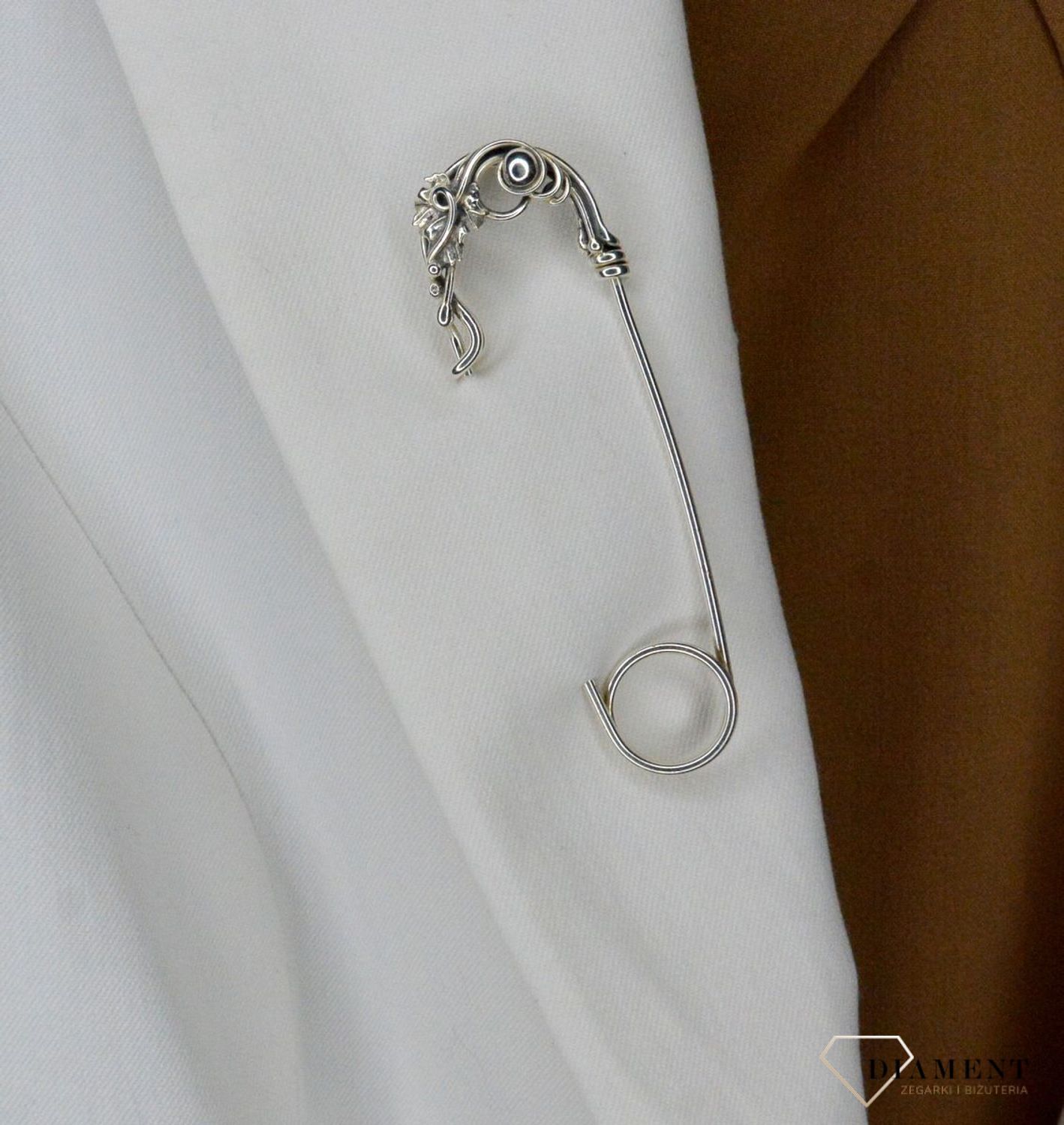 Srebrna Broszka agrafka z ozdobnym liściem DIA-NSZ-5853-925. Srebrna broszka. Srebrna agrafka. Dodatek do stylizacji. Broszka agrafka z liściem. Elegancki prezent..jpg