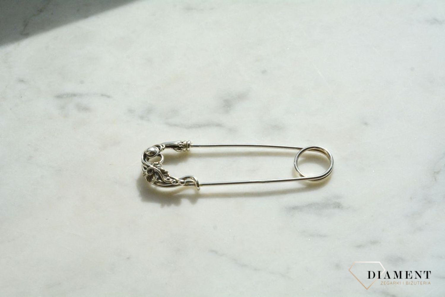 Srebrna Broszka agrafka z ozdobnym liściem DIA-NSZ-5853-925. Srebrna broszka. Srebrna agrafka. Dodatek do stylizacji. Broszka agrafka z liściem. Elegancki prezent..jpg