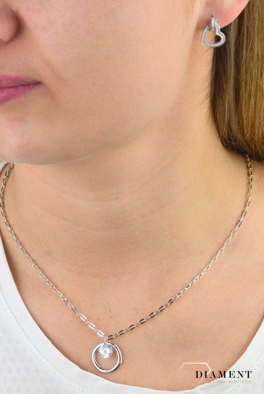 Srebrny naszyjnik  Błyszcząca cyrkonia  925 DIAMENT DIA-NSZ-5945B-925 💎 Niezwykle szykowny naszyjnik wykonany z najwyższej jakości srebra to elegancki dodatek do wielu stylizacji.jpg