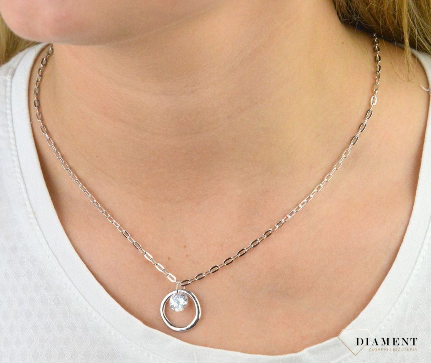 Srebrny naszyjnik  Błyszcząca cyrkonia  925 DIAMENT DIA-NSZ-5945B-925 💎 Niezwykle szykowny naszyjnik wykonany z najwyższej jakości srebra to elegancki dodatek do wielu stylizacji.jpg