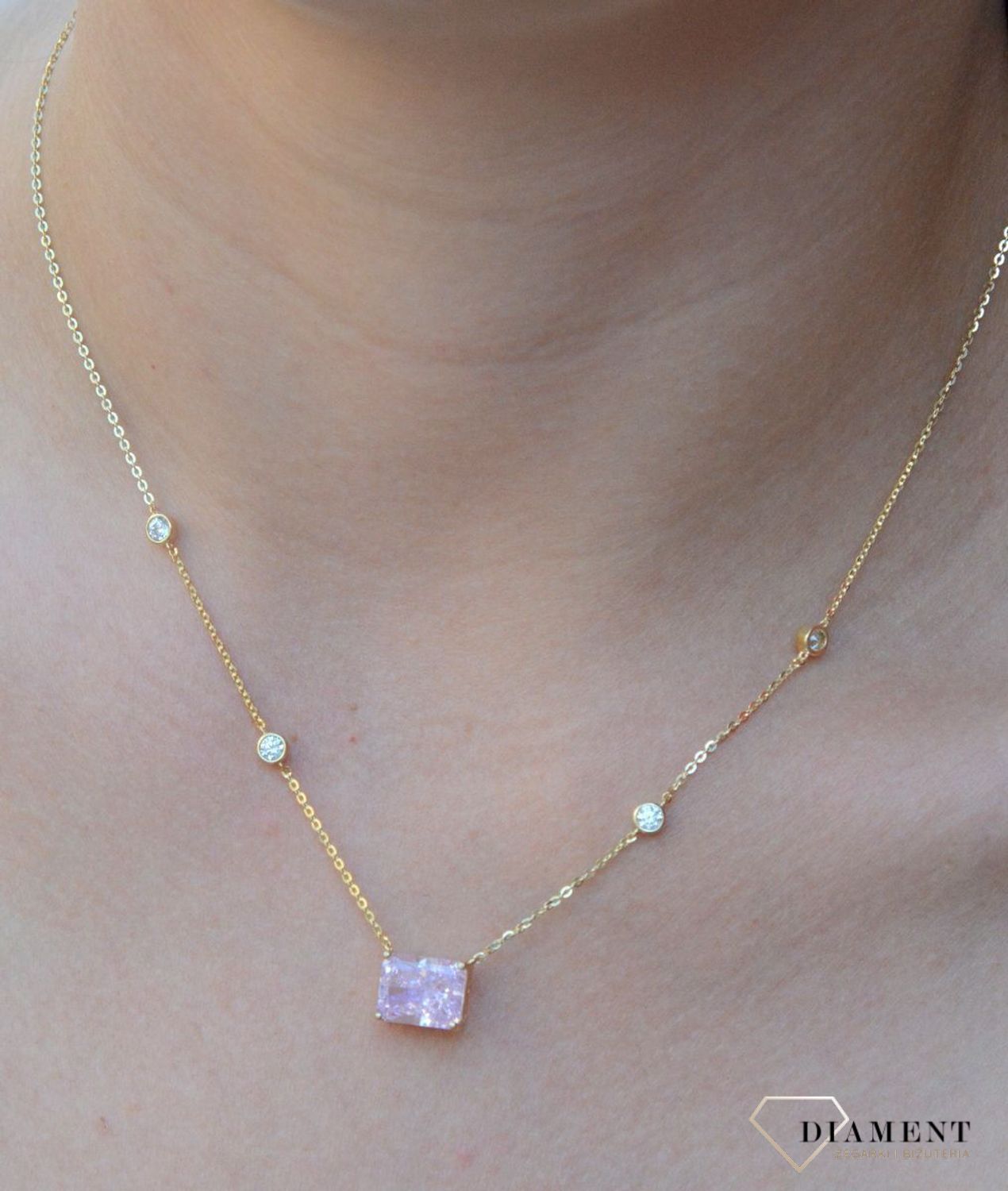 Pozłacany naszyjnik z różową cyrkonią DIA-NSZ-6553-925. . Jest idealnym pomysłem na prezent. Naszyjnik wpisuje się w najnowsze trendy modowe (1).jpg