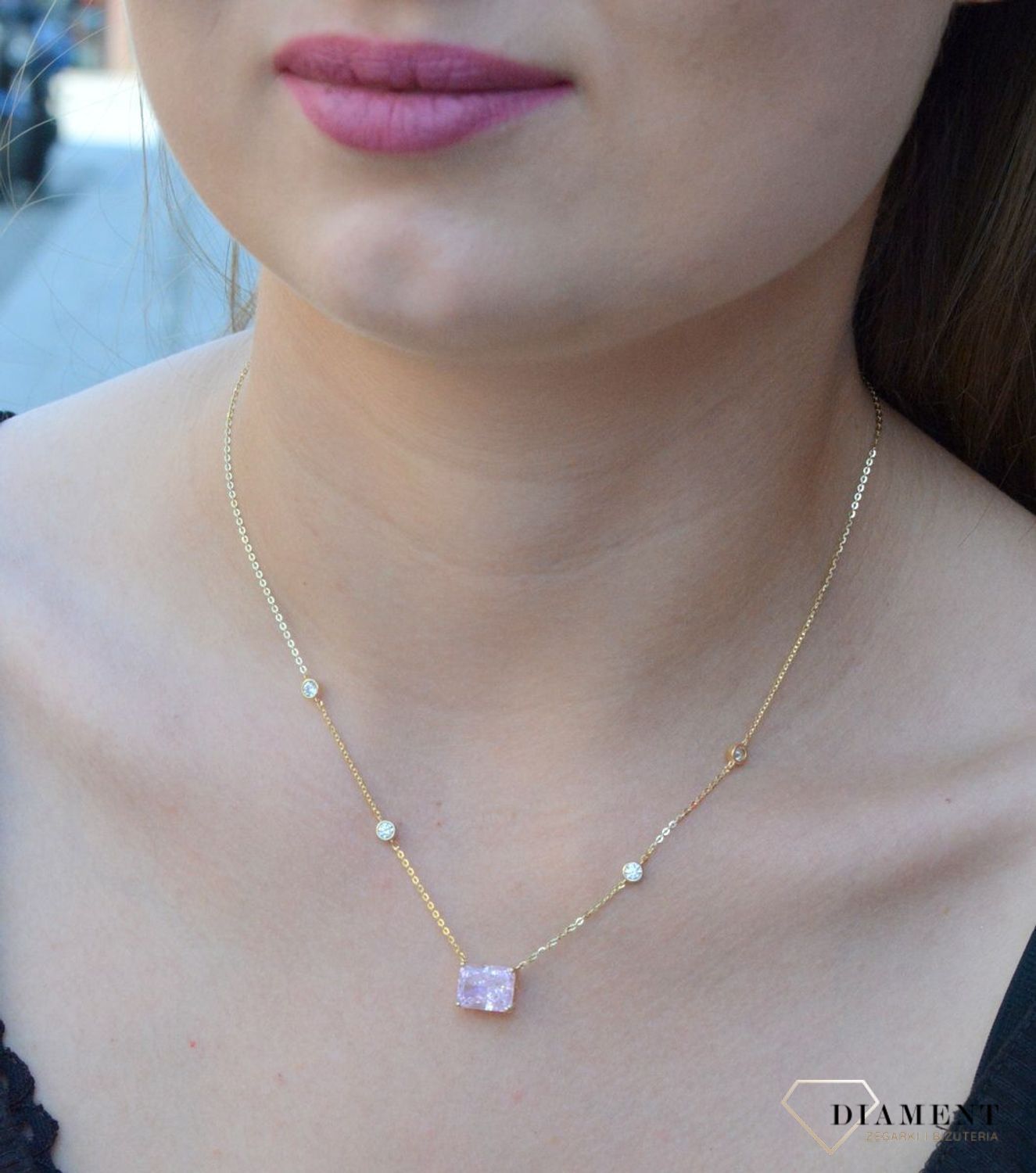Pozłacany naszyjnik z różową cyrkonią DIA-NSZ-6553-925. . Jest idealnym pomysłem na prezent. Naszyjnik wpisuje się w najnowsze trendy modowe (1).jpg