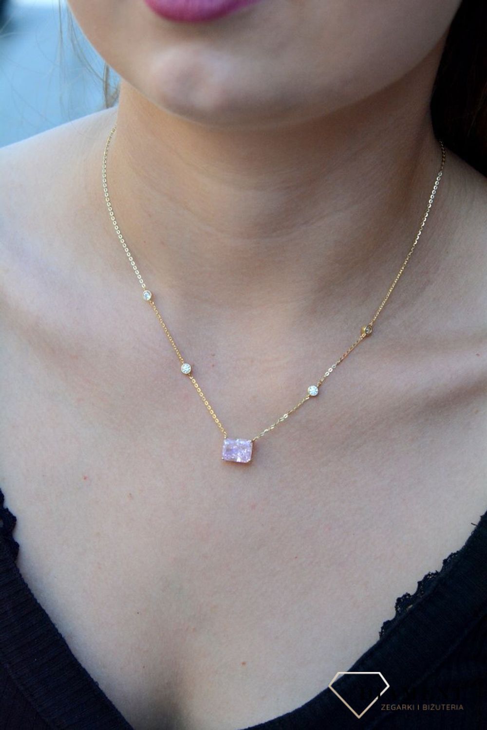 Pozłacany naszyjnik z różową cyrkonią DIA-NSZ-6553-925. . Jest idealnym pomysłem na prezent. Naszyjnik wpisuje się w najnowsze trendy modowe (1).jpg