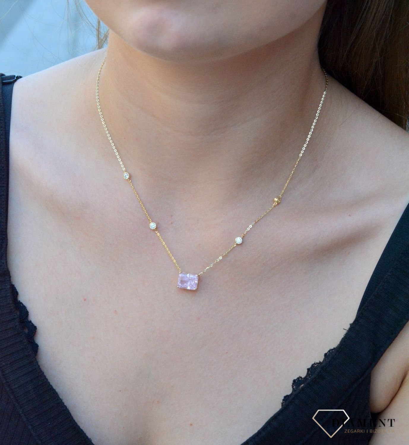 Pozłacany naszyjnik z różową cyrkonią DIA-NSZ-6553-925. . Jest idealnym pomysłem na prezent. Naszyjnik wpisuje się w najnowsze trendy modowe (1).jpg