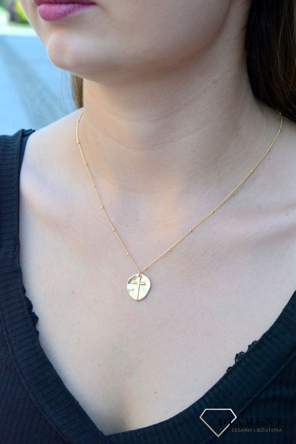 Naszyjnik pozłacany z okrągłą zawieszką krzyżyk DIA-NSZ-6554-925. Naszyjnik damski srebrny. Naszyjnik pozłacany z krzyżykiem. Naszyjnik pozłacany celebrytka. Naszyjnik damski na prezent. Naszyjnik idealny do letnich stylizacji. Naszy.jpg