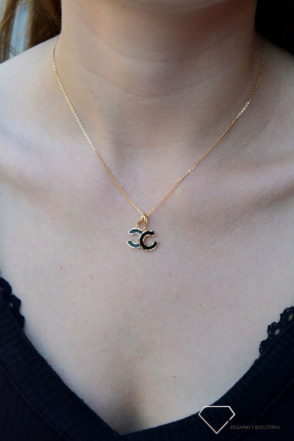 Naszyjnik pozłacany Czarna chanelka' 925 DIA-NSZ-6555-925. Modny naszyjnik idealnie sprawdzi się jako prezent. Naszyjnik logo chanel, zawieszka chanelka. Ponadczasowy wzór naszyjnika będzie pasował do każdej stylizacji (1).jpg