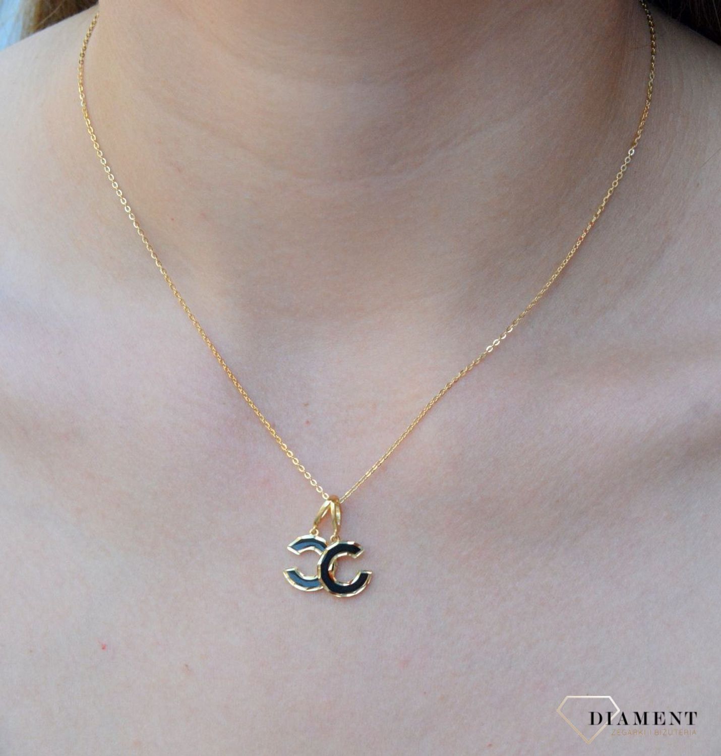 Naszyjnik pozłacany Czarna chanelka' 925 DIA-NSZ-6555-925. Modny naszyjnik idealnie sprawdzi się jako prezent. Naszyjnik logo chanel, zawieszka chanelka. Ponadczasowy wzór naszyjnika będzie pasował do każdej stylizacji (1).jpg