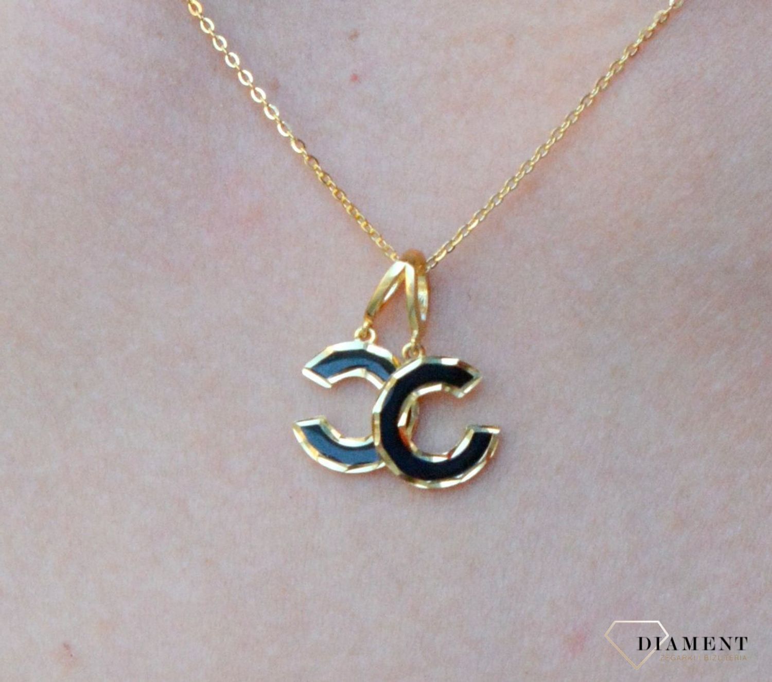 Naszyjnik pozłacany Czarna chanelka' 925 DIA-NSZ-6555-925. Modny naszyjnik idealnie sprawdzi się jako prezent. Naszyjnik logo chanel, zawieszka chanelka. Ponadczasowy wzór naszyjnika będzie pasował do każdej stylizacji (1).jpg