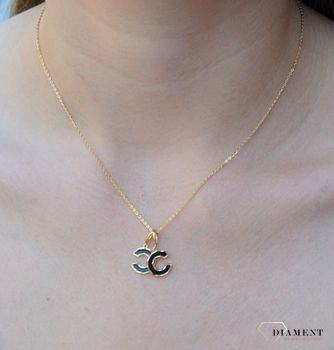 Naszyjnik pozłacany Czarna chanelka' 925 DIA-NSZ-6555-925. Modny naszyjnik idealnie sprawdzi się jako prezent. Naszyjnik logo chanel, zawieszka chanelka. Ponadczasowy wzór naszyjnika b.JPG