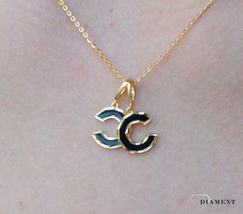 Naszyjnik pozłacany Czarna chanelka' 925 DIA-NSZ-6555-925. Modny naszyjnik idealnie sprawdzi się jako prezent. Naszyjnik logo chanel, zawieszka chanelka. Ponadczasowy wzór naszyjnika będ (1).JPG