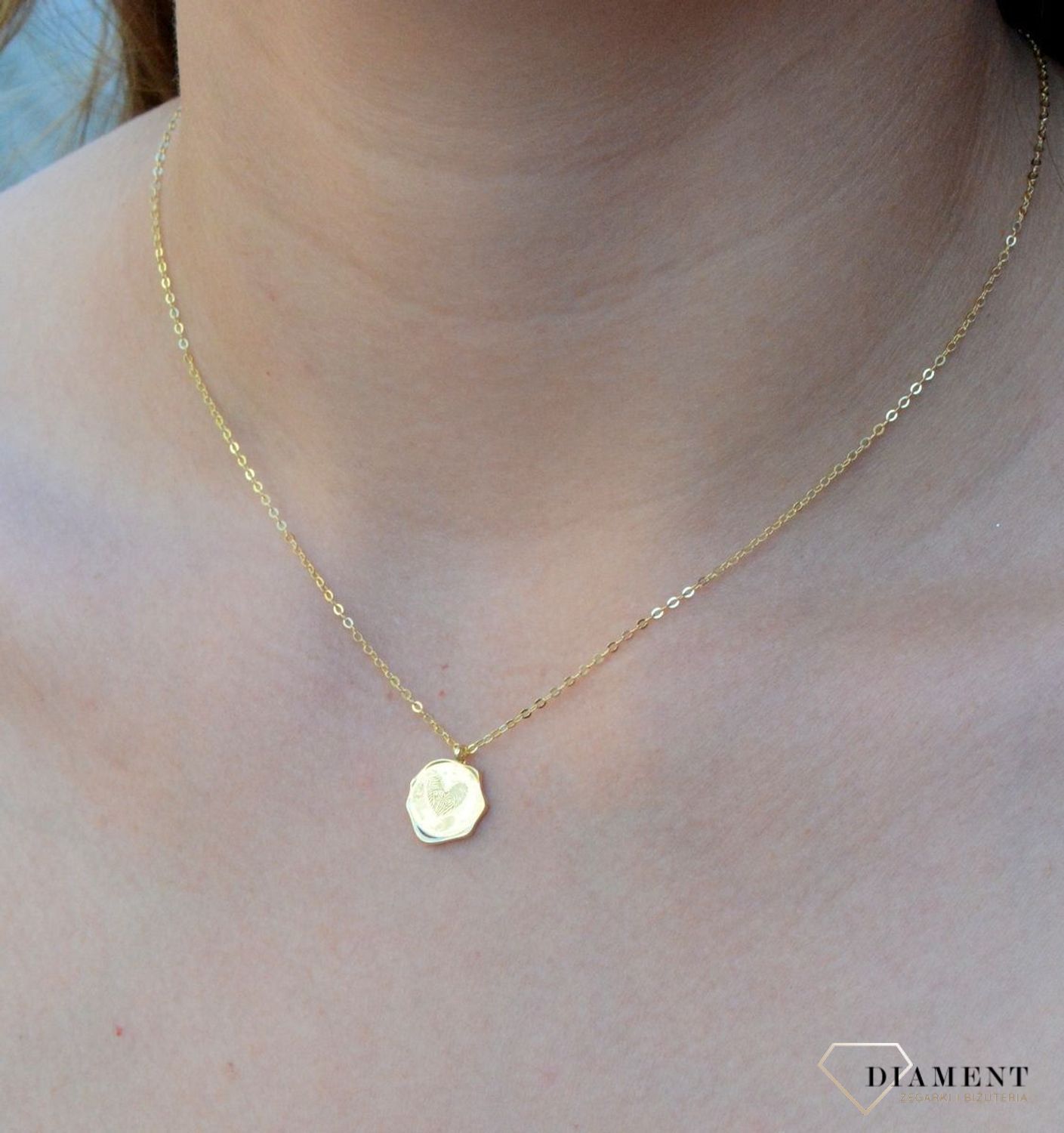 Naszyjnik pozłacany z zawieszką o motywie linii papilarnych DIA-NSZ-6556-925.  Naszyjnik damski srebrny. Naszyjnik dla młodej mamy. Naszyjnik pozłacany celebrytka. Naszyjnik serce damski na prezent. Naszyjnik idealn (1).jpg