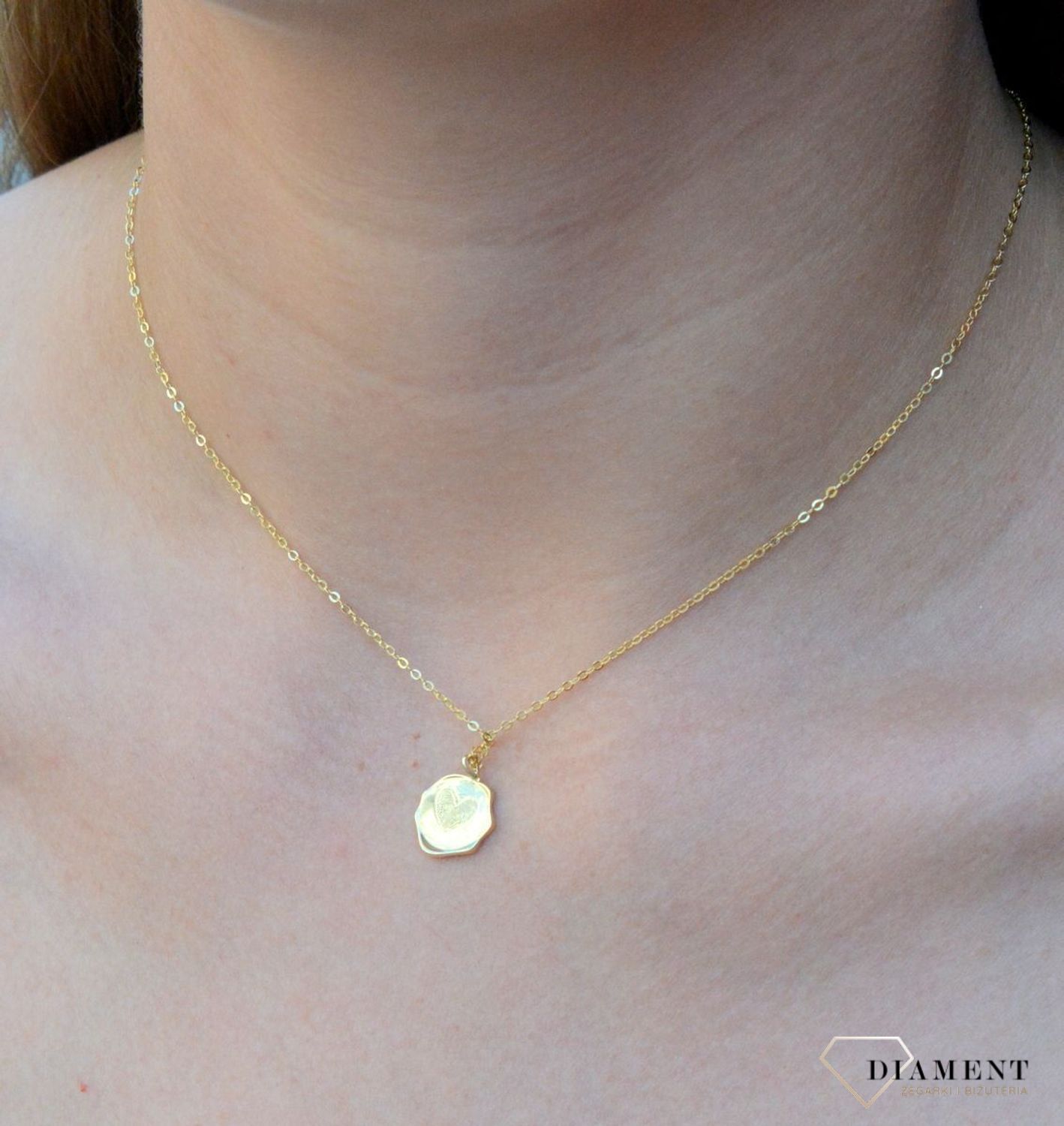 Naszyjnik pozłacany z zawieszką o motywie linii papilarnych DIA-NSZ-6556-925.  Naszyjnik damski srebrny. Naszyjnik dla młodej mamy. Naszyjnik pozłacany celebrytka. Naszyjnik serce damski na prezent. Naszyjnik idealn (1).jpg