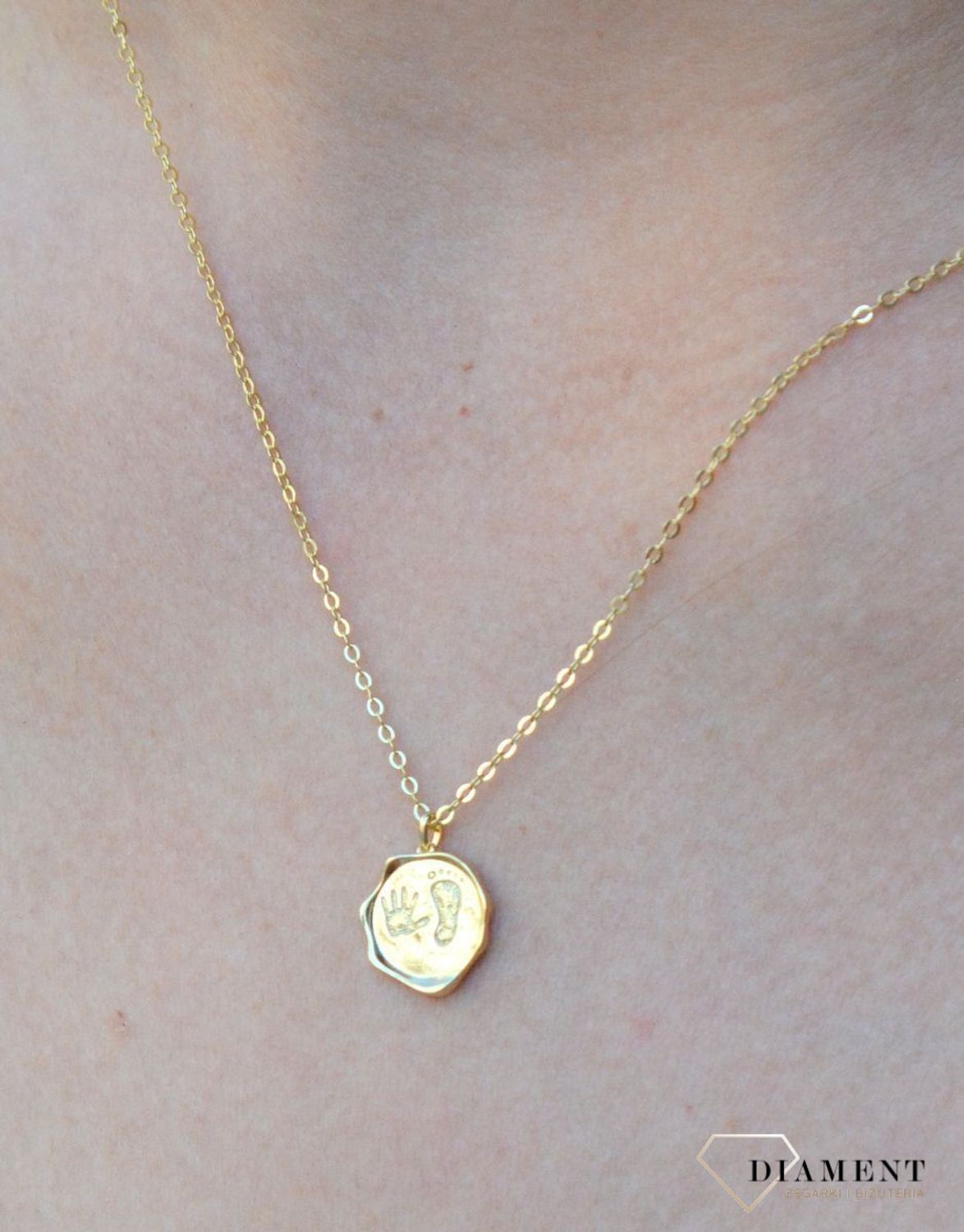 Naszyjnik pozłacany z zawieszką o motywie linii papilarnych DIA-NSZ-6556-925.  Naszyjnik damski srebrny. Naszyjnik dla młodej mamy. Naszyjnik pozłacany celebrytka. Naszyjnik serce damski na prezent. Naszyjnik idealn (1).jpg