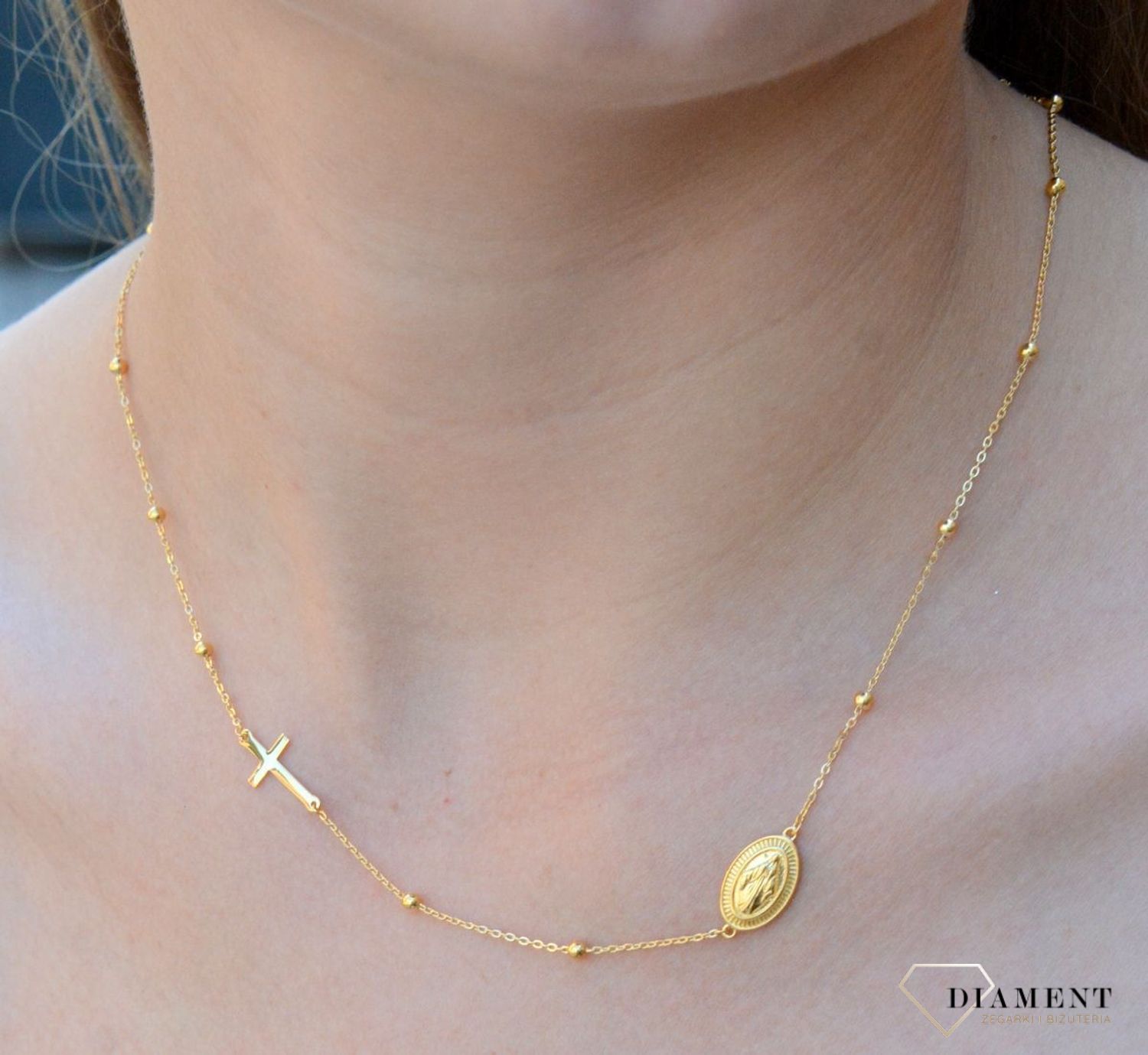 Naszyjnik pozłacany z medalikiem i krzyżykiem DIA-NSZ-6559-925. Naszyjnik damski srebrny. Naszyjnik pozłacany z wizerunkiem świętych. Naszyjnik pozłacany celebrytka. Naszyjnik damski z krzyżykiem. Naszyjnik do letnich stylizacji. Nas.jpg