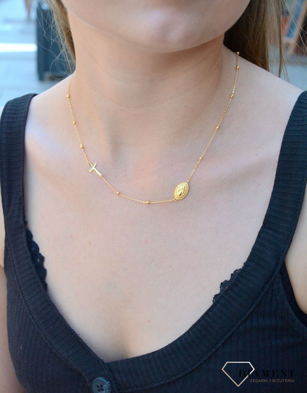 Naszyjnik pozłacany z medalikiem i krzyżykiem DIA-NSZ-6559-925. Naszyjnik damski srebrny. Naszyjnik pozłacany z wizerunkiem świętych. Naszyjnik pozłacany celebrytka. Naszyjnik damski z krzyżykiem. Naszyjnik do letnich stylizacji. Nas.jpg