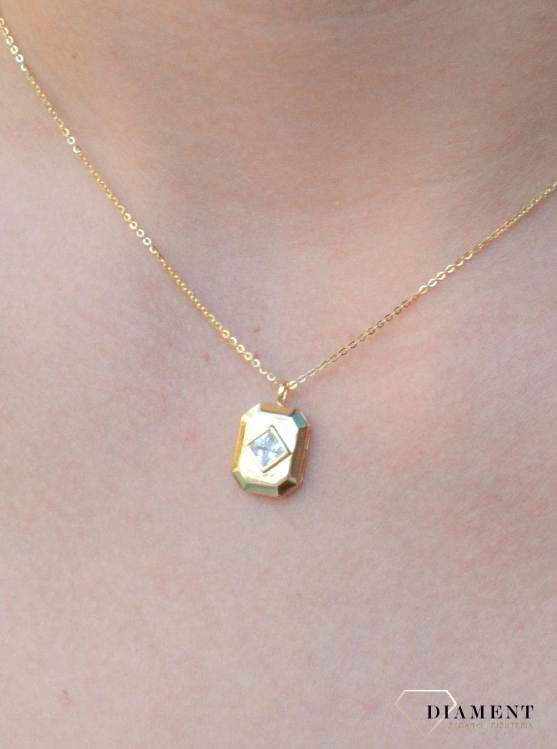 Naszyjnik pozłacany z efektowną zawieszką i cyrkonią DIA-NSZ-6560-925.  Naszyjnik damski srebrny. Naszyjnik pozłacany z perełką. Naszyjnik pozłacany celebrytka. Naszyjnik damski na prezent. Naszyjnik idealny do letnich styliz.jpg