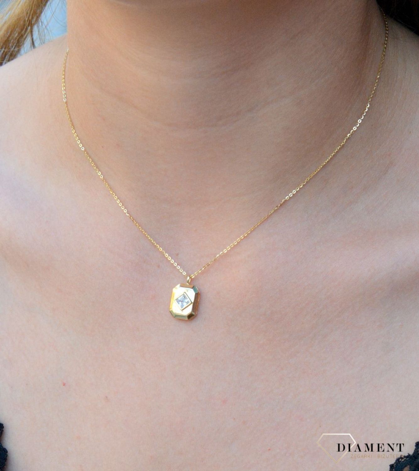 Naszyjnik pozłacany z efektowną zawieszką i cyrkonią DIA-NSZ-6560-925.  Naszyjnik damski srebrny. Naszyjnik pozłacany z perełką. Naszyjnik pozłacany celebrytka. Naszyjnik damski na prezent. Naszyjnik idealny do letnich styliz.jpg
