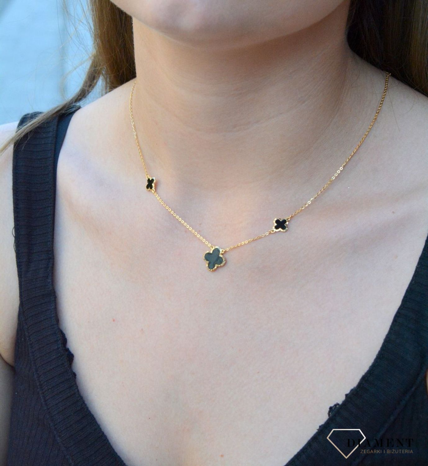 Naszyjnik pozłacany z czarnymi kwiatkami DIA-NSZ-6561-925. Naszyjnik damski srebrny. Naszyjnik pozłacany z kwiatkami. Naszyjnik pozłacany celebrytka. Naszyjnik damski na prezent. Naszyjnik idealny do letnich stylizacji. Naszyjnik dla.jpg