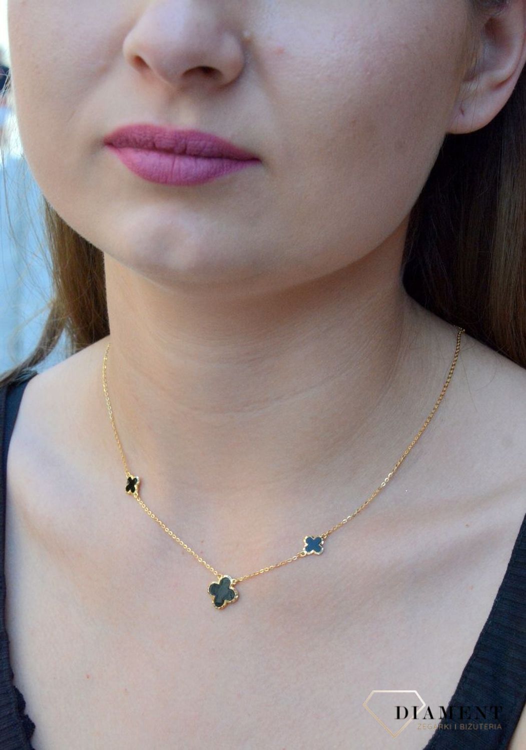 Naszyjnik pozłacany z czarnymi kwiatkami DIA-NSZ-6561-925. Naszyjnik damski srebrny. Naszyjnik pozłacany z kwiatkami. Naszyjnik pozłacany celebrytka. Naszyjnik damski na prezent. Naszyjnik idealny do letnich stylizacji. Naszyjnik dla.jpg