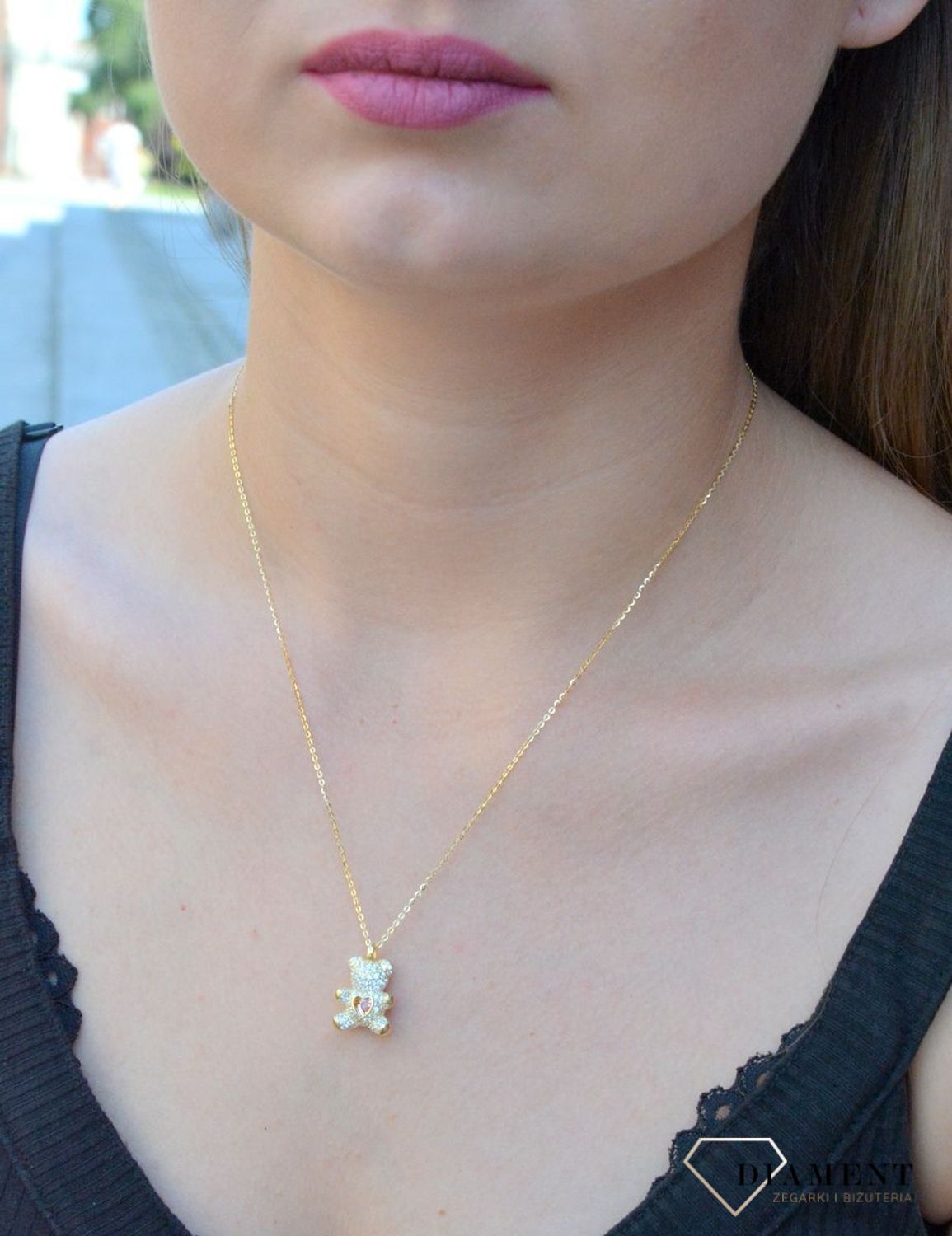 Pozłacany naszyjnik  'Błyszczący miś' 925 DIA-NSZ-6562-925. Miś z serduszkiem może być symbolem naszej miłości, będzie pięknym podarunkiem dla bliskiej osoby. Naszyjnik tous. Naszyjnik z misiem (2).jpg