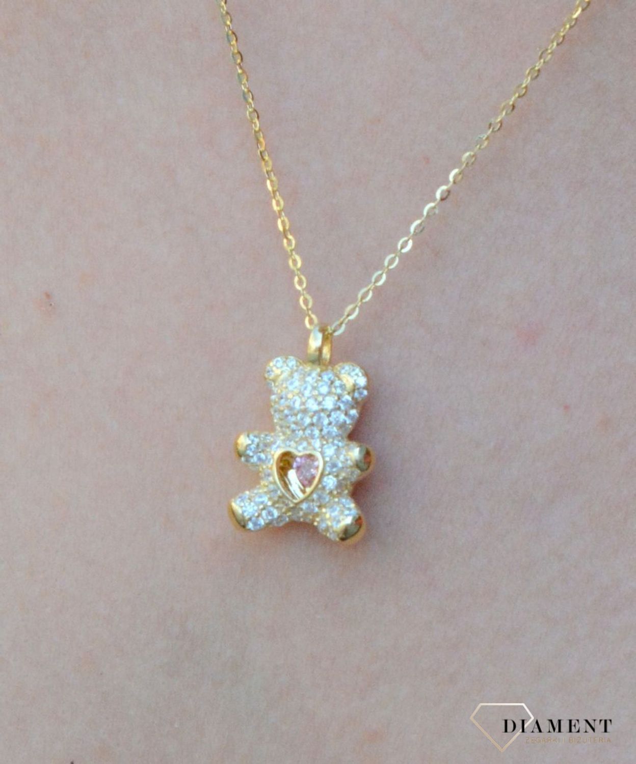 Pozłacany naszyjnik  'Błyszczący miś' 925 DIA-NSZ-6562-925. Miś z serduszkiem może być symbolem naszej miłości, będzie pięknym podarunkiem dla bliskiej osoby. Naszyjnik tous. Naszyjnik z misiem (2).jpg