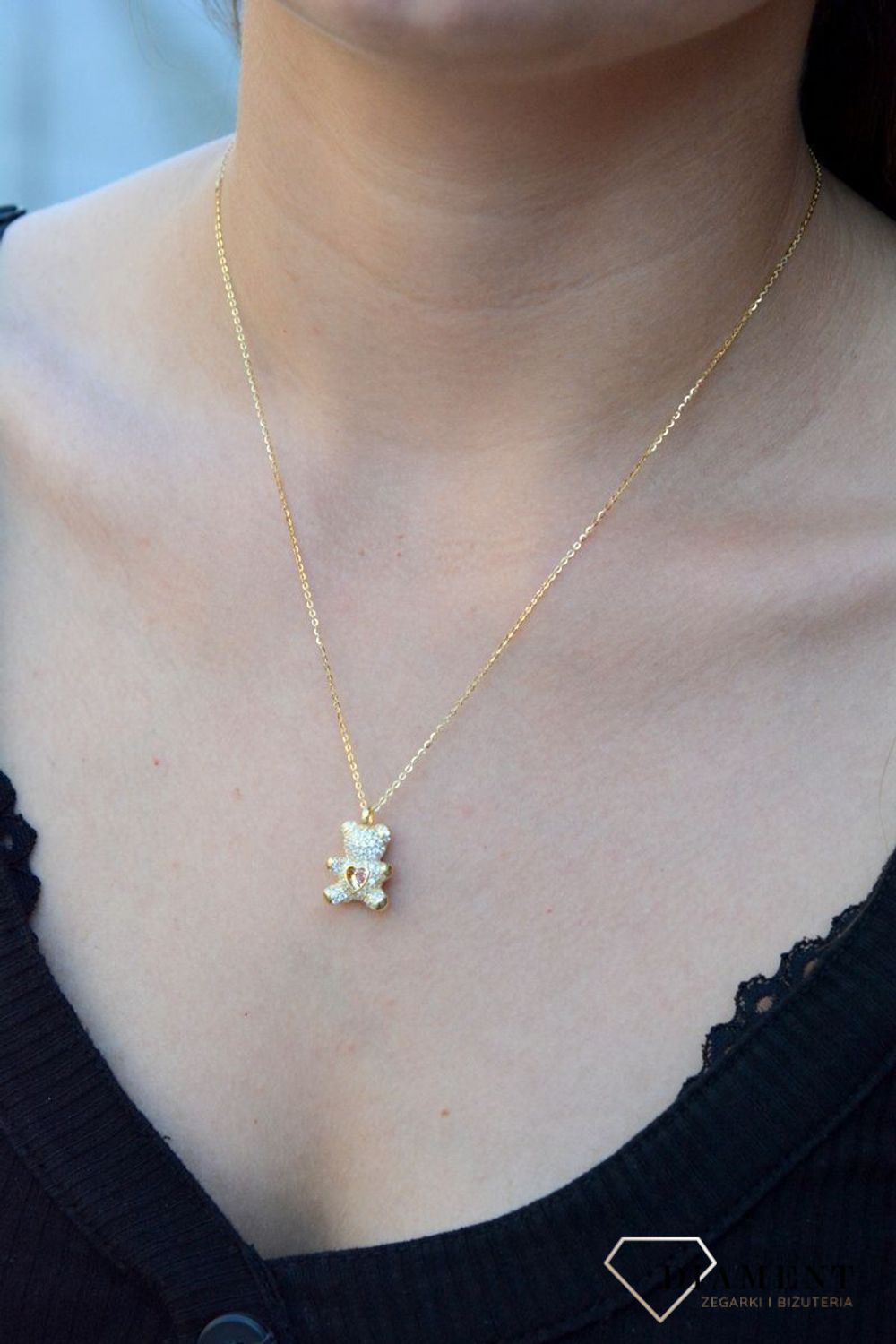 Pozłacany naszyjnik  'Błyszczący miś' 925 DIA-NSZ-6562-925. Miś z serduszkiem może być symbolem naszej miłości, będzie pięknym podarunkiem dla bliskiej osoby. Naszyjnik tous. Naszyjnik z misiem (2).jpg