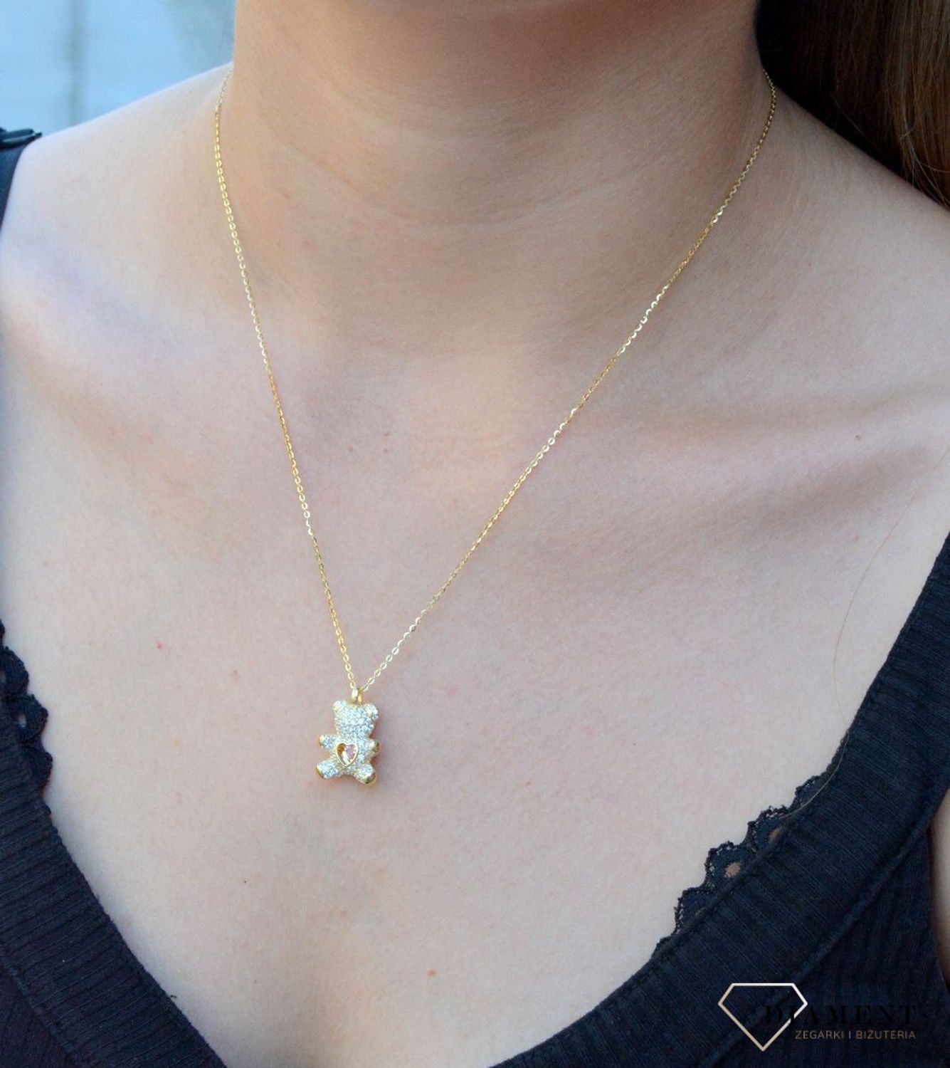 Pozłacany naszyjnik  'Błyszczący miś' 925 DIA-NSZ-6562-925. Miś z serduszkiem może być symbolem naszej miłości, będzie pięknym podarunkiem dla bliskiej osoby. Naszyjnik tous. Naszyjnik z misiem (2).jpg