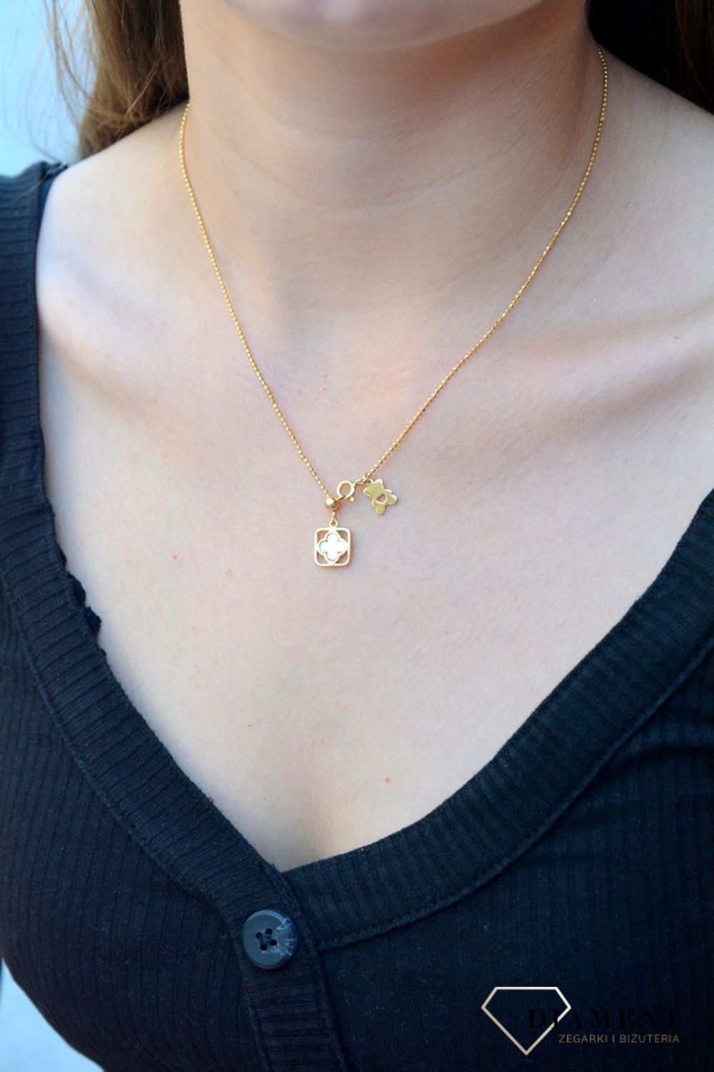 Pozłacany naszyjnik Miś z koniczynką 925 DIA-NSZ-6563-925.  Zawieszka z misiem TUOS'.  Naszyjnik będzie świetnym dodatkiem pasującym do wielu stylizacji. Jest idealnym pomysłem na prezen.jpg