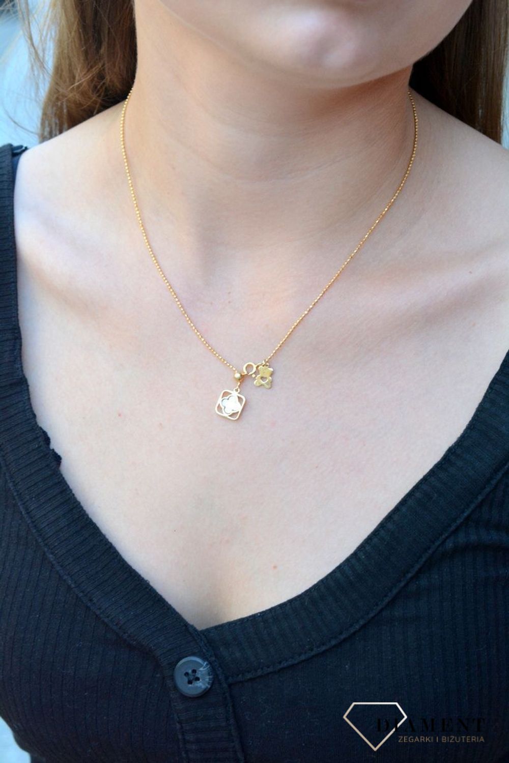 Pozłacany naszyjnik Miś z koniczynką 925 DIA-NSZ-6563-925.  Zawieszka z misiem TUOS'.  Naszyjnik będzie świetnym dodatkiem pasującym do wielu stylizacji. Jest idealnym pomysłem na prezen.jpg