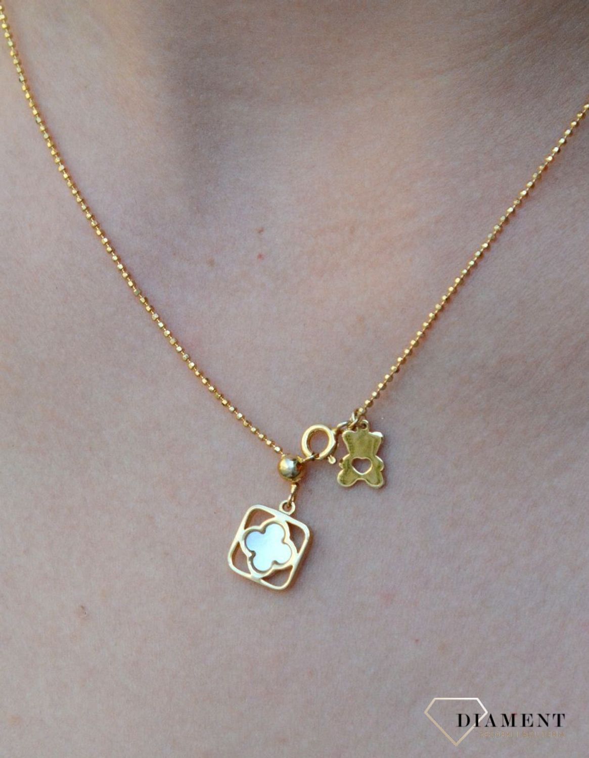 Pozłacany naszyjnik Miś z koniczynką 925 DIA-NSZ-6563-925.  Zawieszka z misiem TUOS'.  Naszyjnik będzie świetnym dodatkiem pasującym do wielu stylizacji. Jest idealnym pomysłem na prezen.jpg